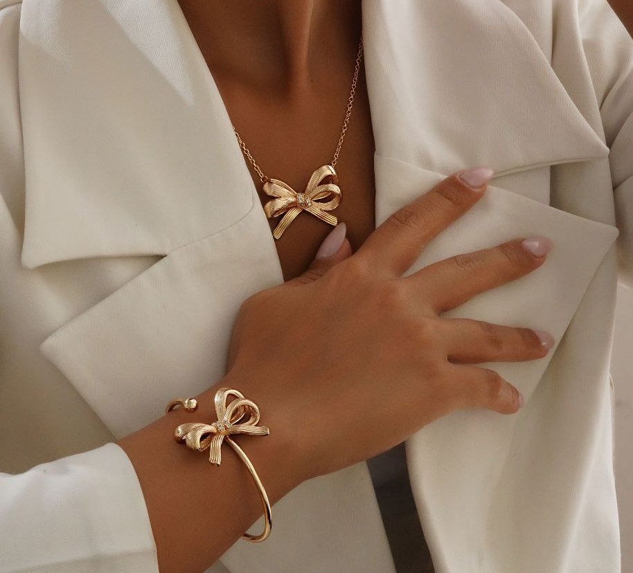 ست زنانه پاپیون طرح طلا رنگ ثابت با آبکاری طلای ۱۸ عیار – طراحی لوکس و نگین‌کاری