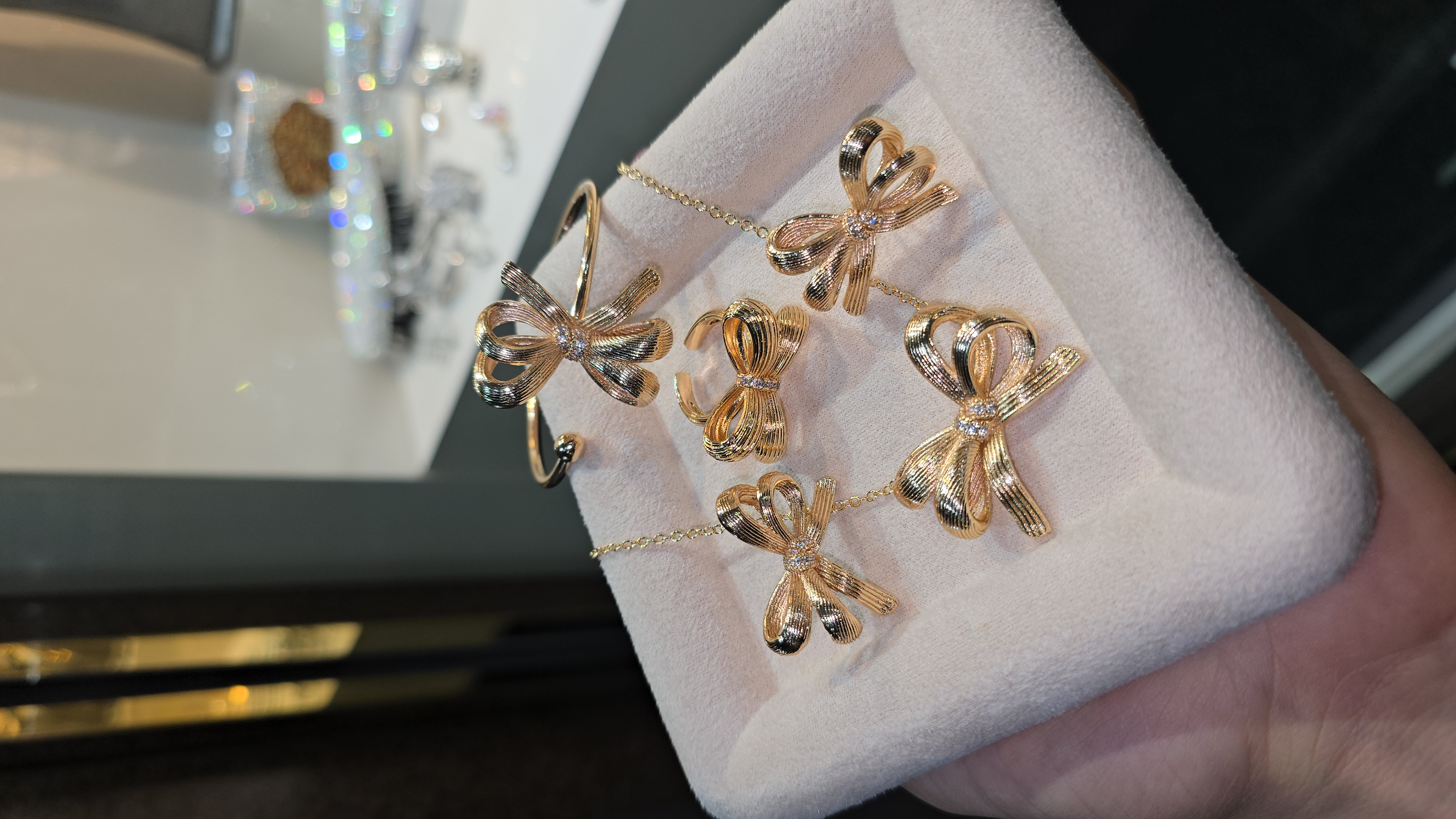 ست زنانه پاپیون طرح طلا رنگ ثابت با آبکاری طلای ۱۸ عیار – طراحی لوکس و نگین‌کاری