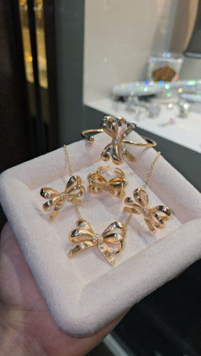 ست زنانه پاپیون طرح طلا رنگ ثابت با آبکاری طلای ۱۸ عیار – طراحی لوکس و نگینکاری