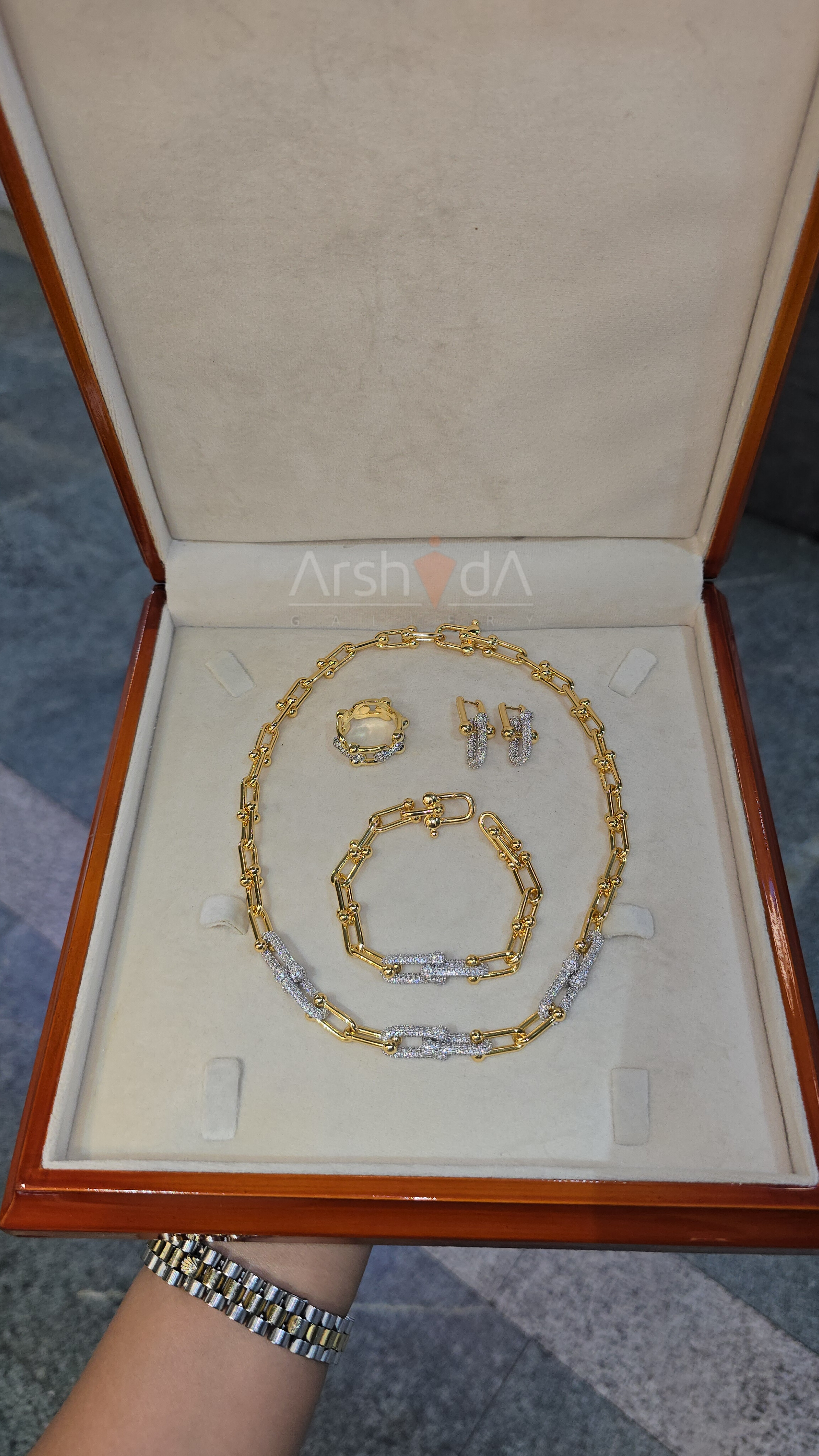 سرویس گردنبند، دستبند، گوشواره و انگشتر تیفانی با آبکاری طلای ۱۸ عیار و رنگ ثابت