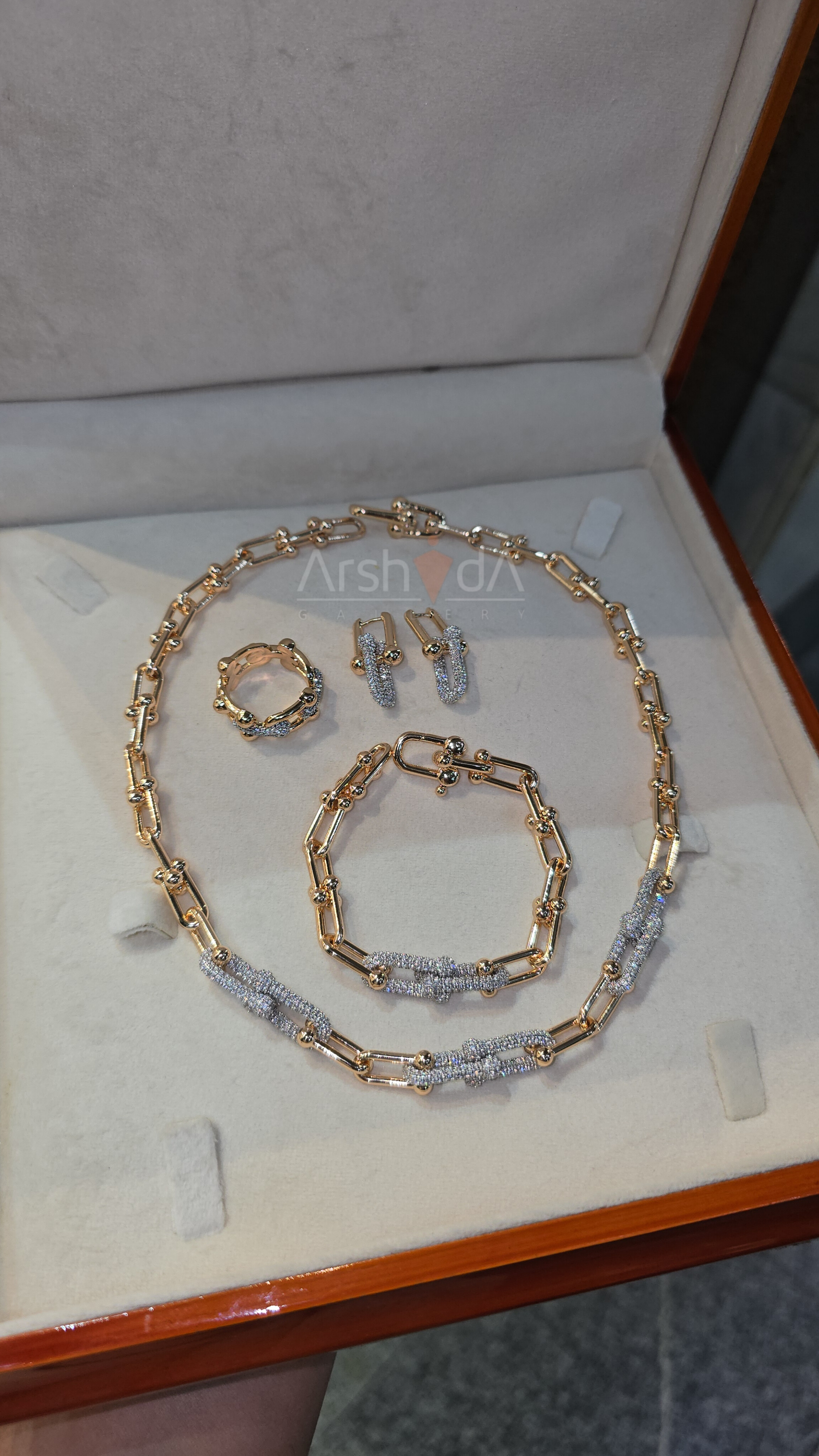 سرویس گردنبند، دستبند، گوشواره و انگشتر تیفانی رنگ شامپاینی با آبکاری طلای ۱۸ عیار و رنگ ثابت