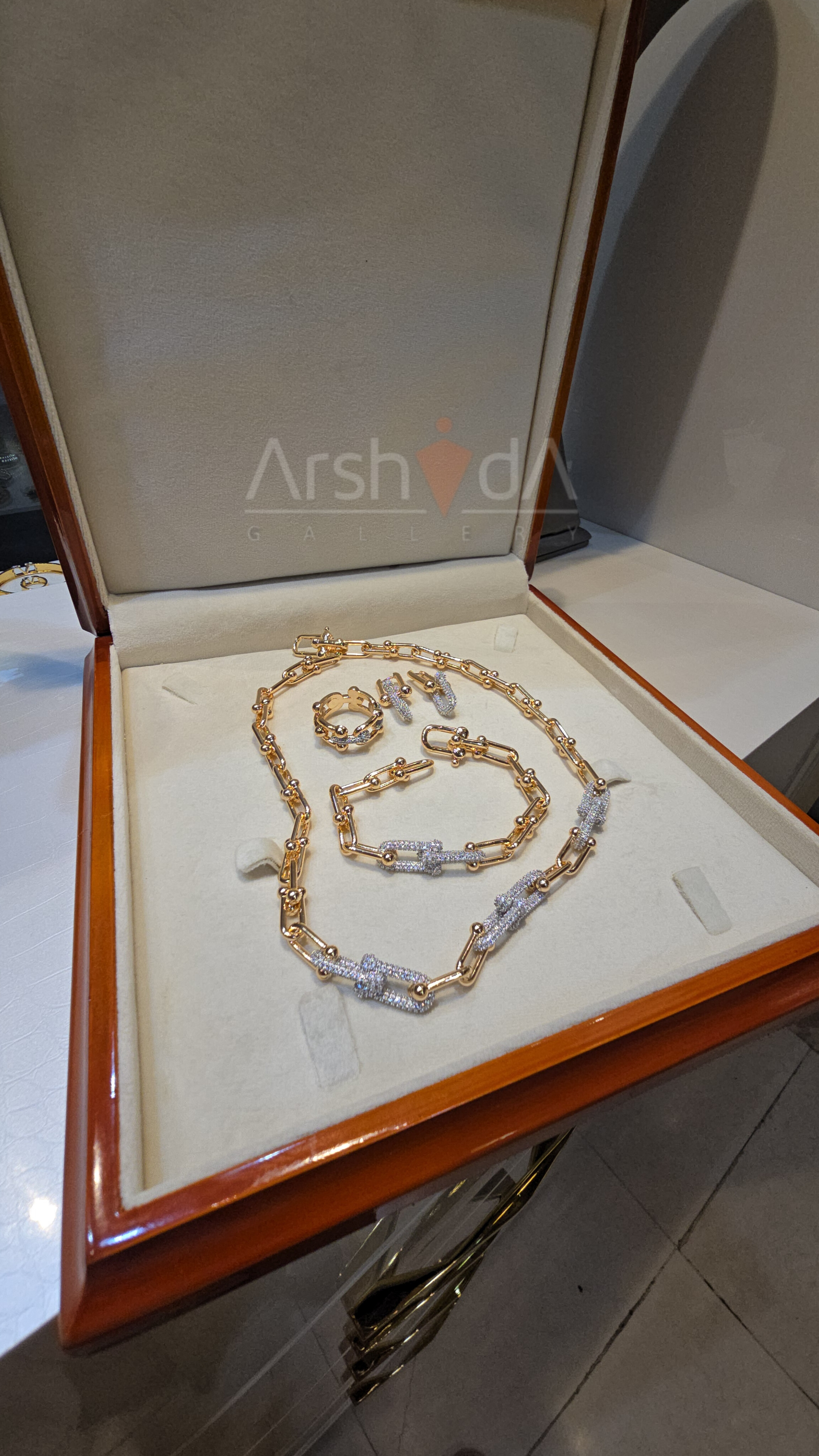 سرویس گردنبند، دستبند، گوشواره و انگشتر تیفانی رنگ شامپاینی با آبکاری طلای ۱۸ عیار و رنگ ثابت