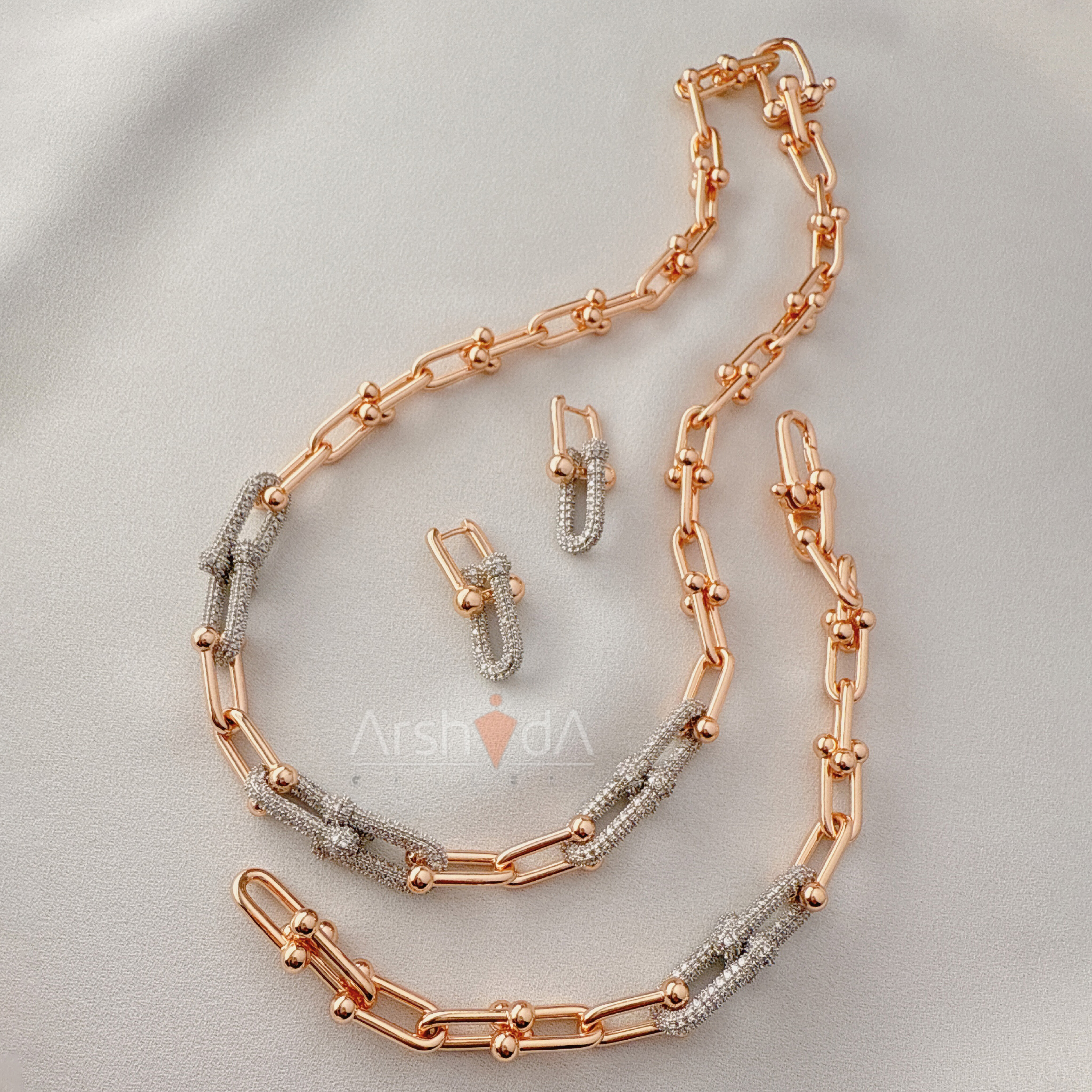 سرویس گردنبند، دستبند، گوشواره و انگشتر تیفانی رنگ شامپاینی با آبکاری طلای ۱۸ عیار و رنگ ثابت