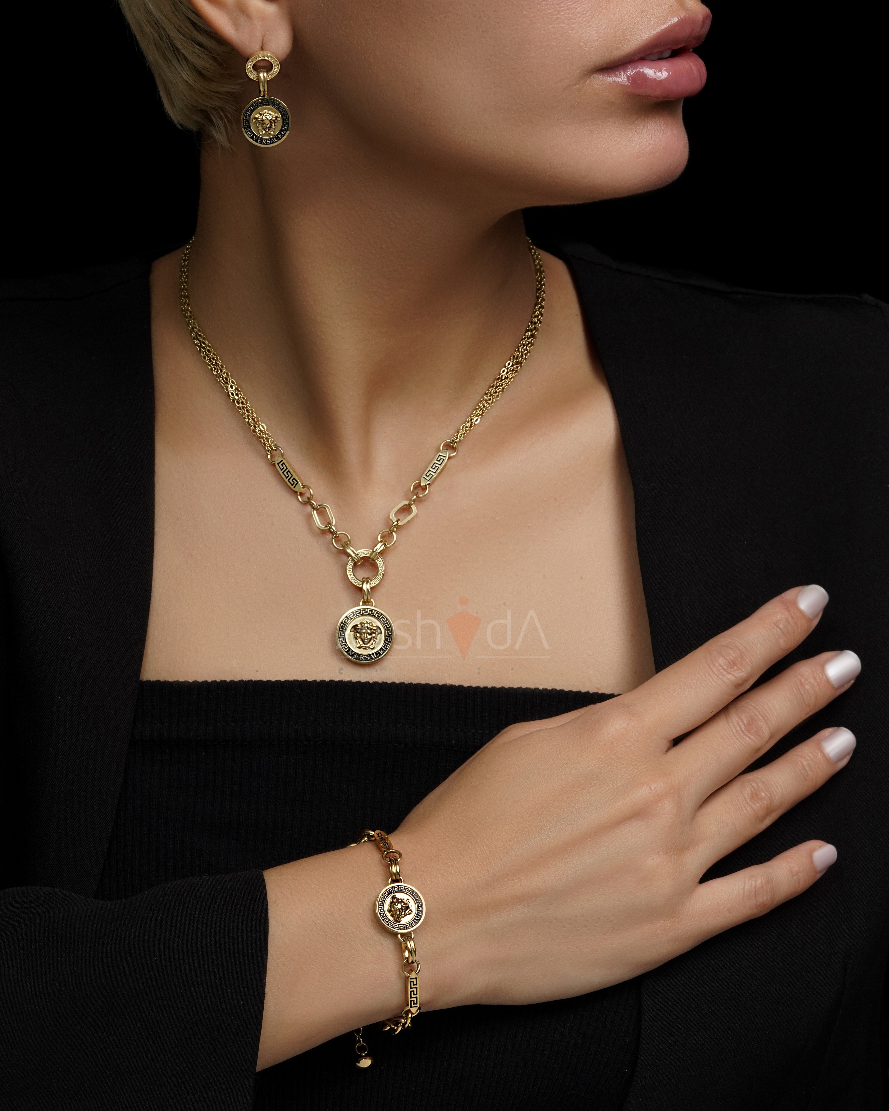 ست گردنبند، دستبند و گوشواره زنانه ورساچه با آبکاری طلا ۱۸ عیار و طرح خاص