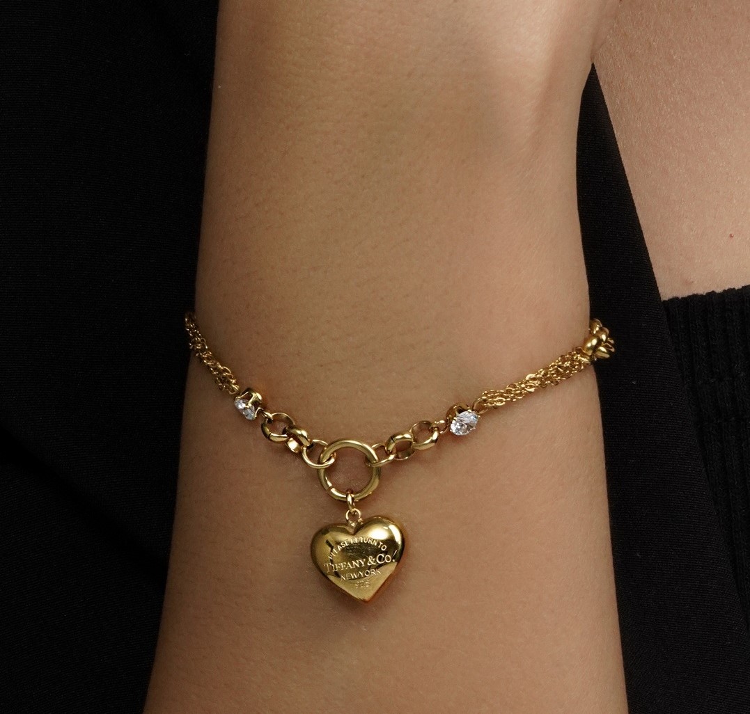 ست زنانه تیفانی مدل هارت با طراحی قلب نگین‌دار و آبکاری طلای ۱۸ عیار رنگ ثابت