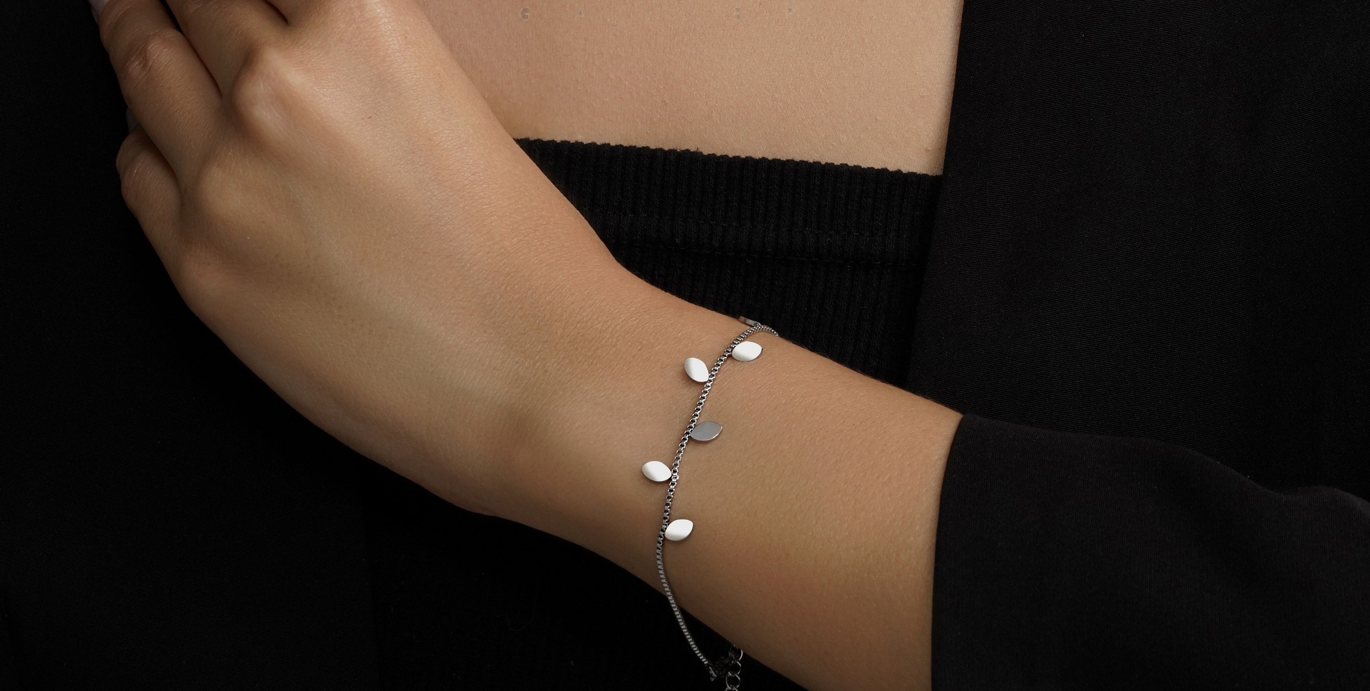 ست زنانه طرح برگ آبشاری رنگ سیلور با آبکاری رادیوم