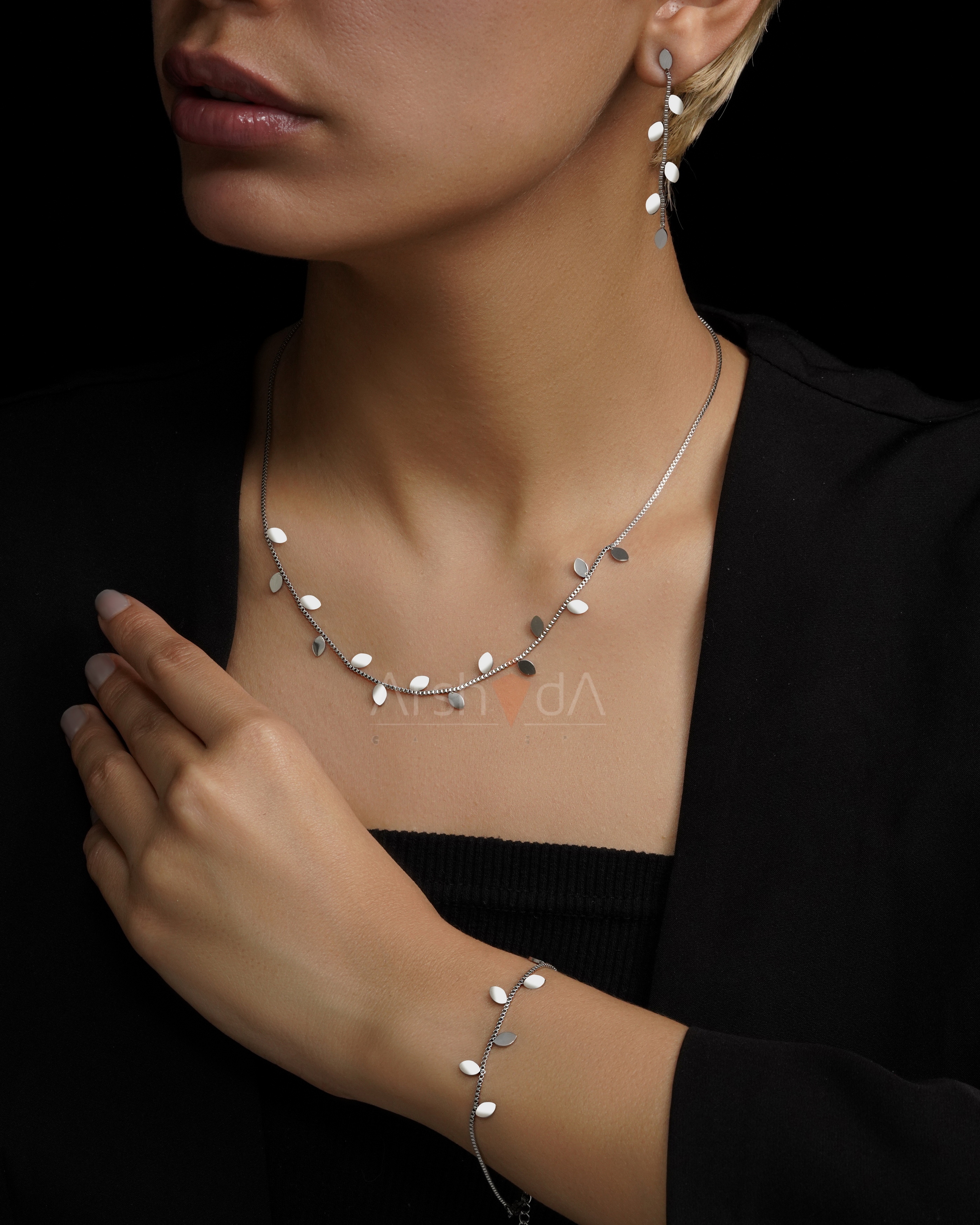 ست زنانه طرح برگ آبشاری رنگ سیلور با آبکاری رادیوم