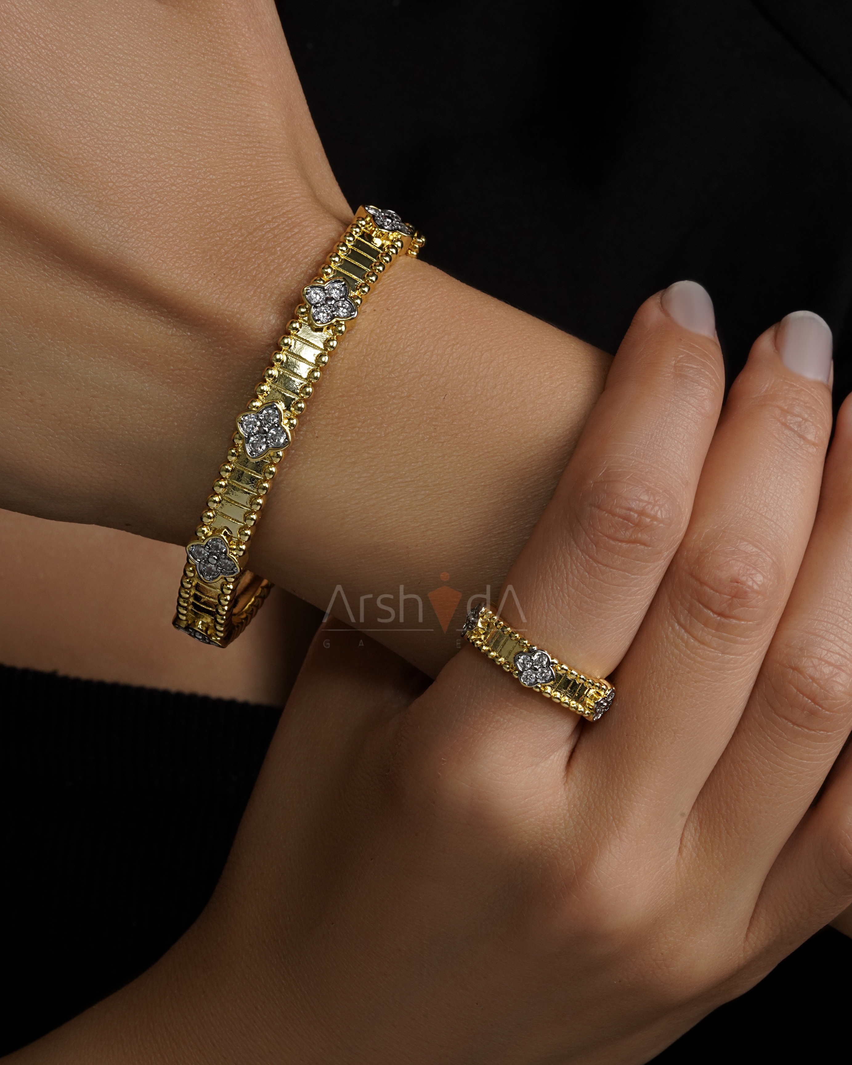 ست زنانه مدل Alhambra ونکلیف با طراحی گل چهارپر و آبکاری طلا ۱۸ عیار