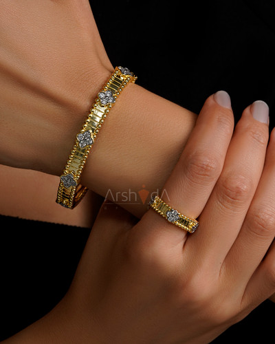 ست زنانه مدل Alhambra ونکلیف با طراحی گل چهارپر و آبکاری طلا ۱۸ عیار