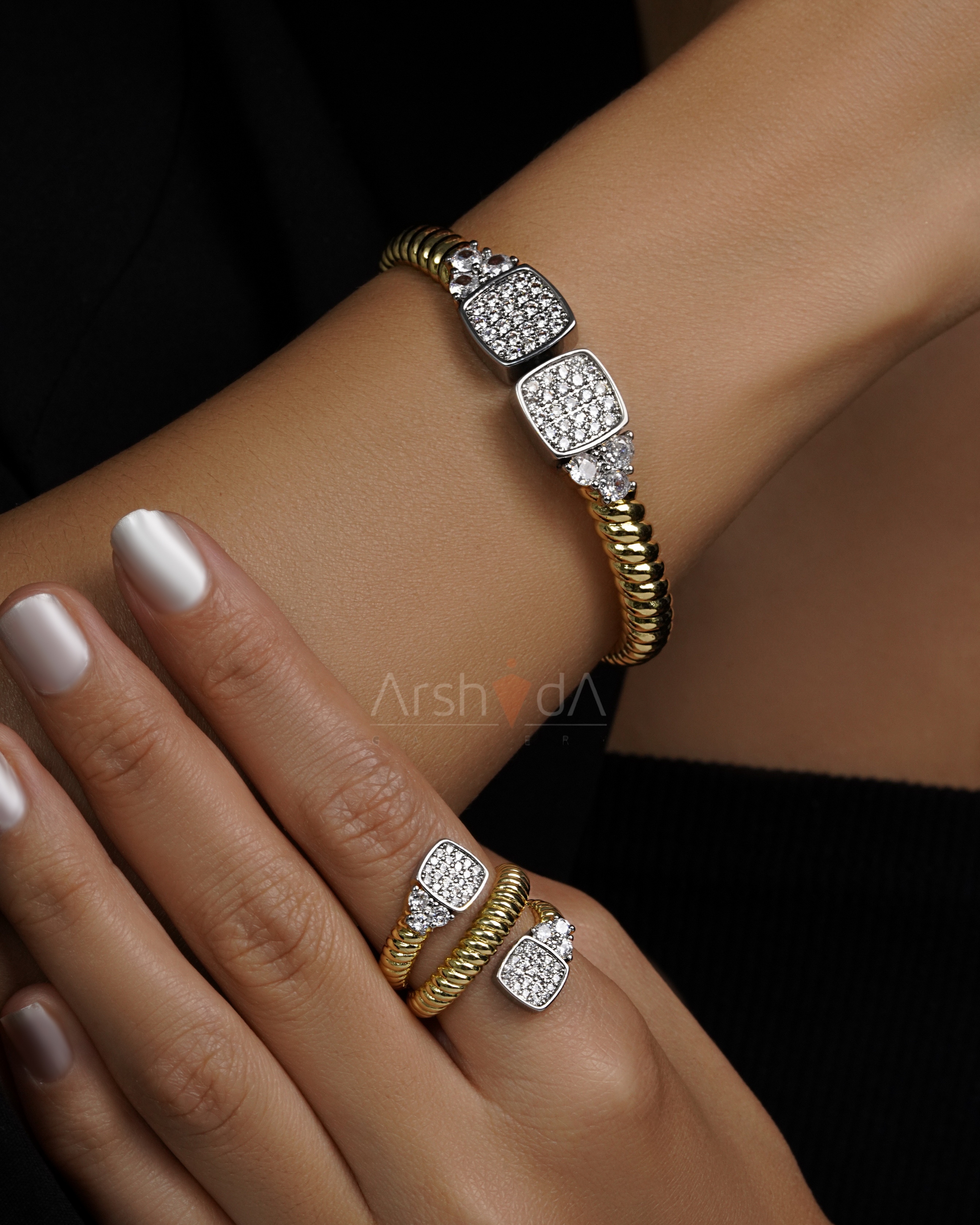 ست زنانه دستبند و انگشتر مدل توییست نگیندار با آبکاری طلا ۱۸ عیار