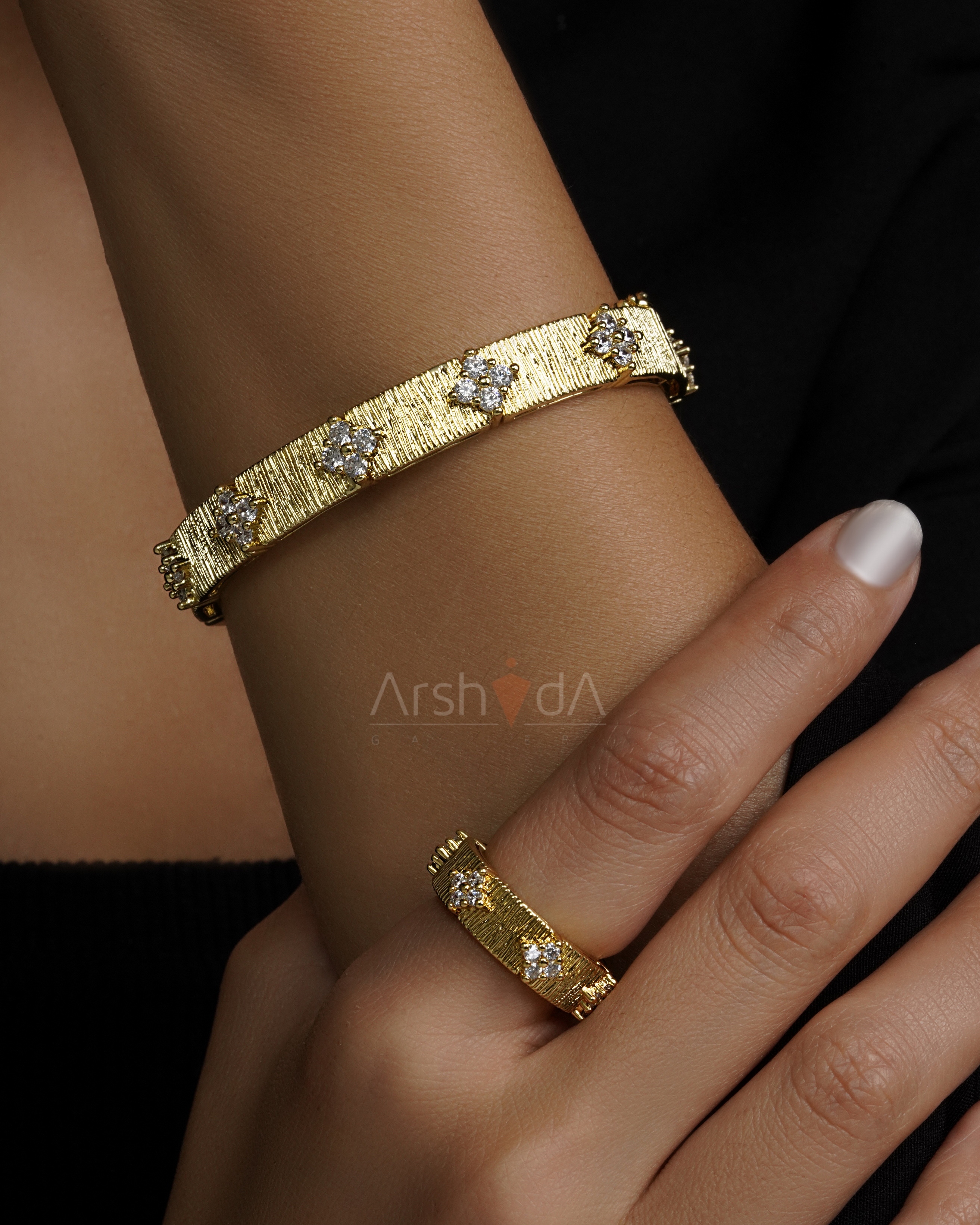 ست دستبند و انگشتر زنانه مدل گلوریا با آبکاری طلا و نگینهای زیرکونیوم