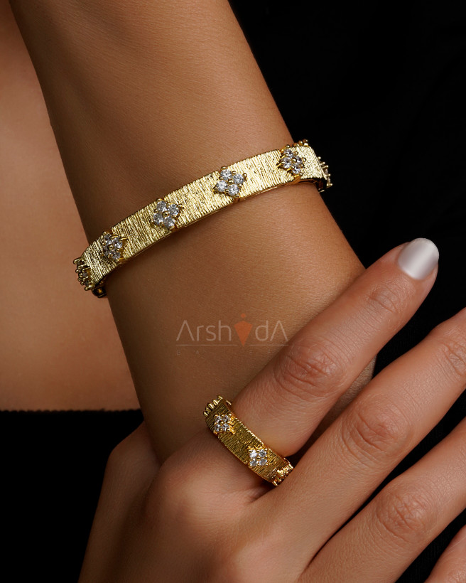 ست دستبند و انگشتر زنانه مدل گلوریا با آبکاری طلا و نگینهای زیرکونیوم