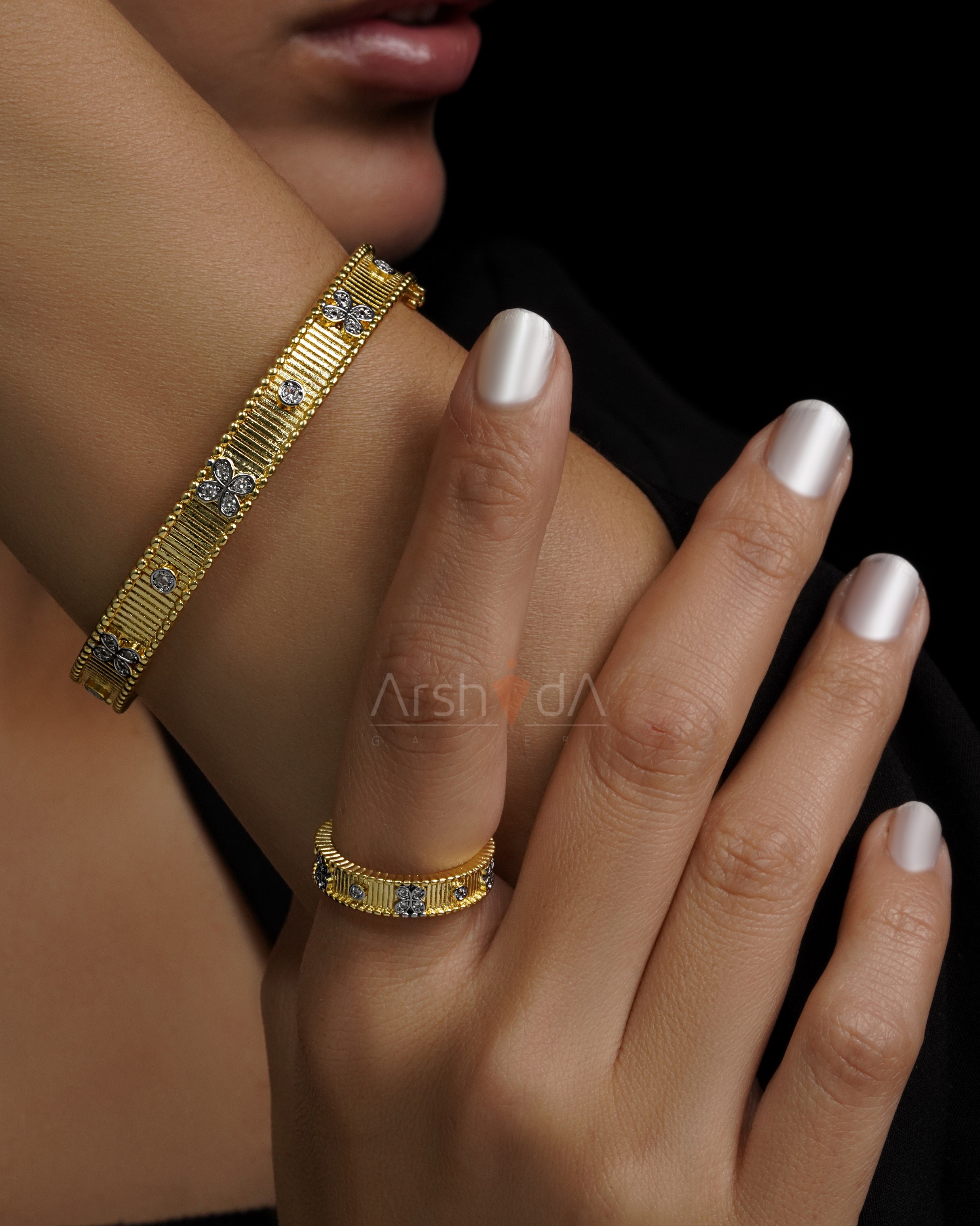 ست دستبند و انگشتر زنانه طرح آرتور با نگین زیرکونیوم و آبکاری طلا ۱۸ عیار