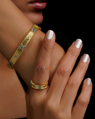 ست دستبند و انگشتر زنانه طرح آرتور با نگین زیرکونیوم و آبکاری طلا ۱۸ عیار