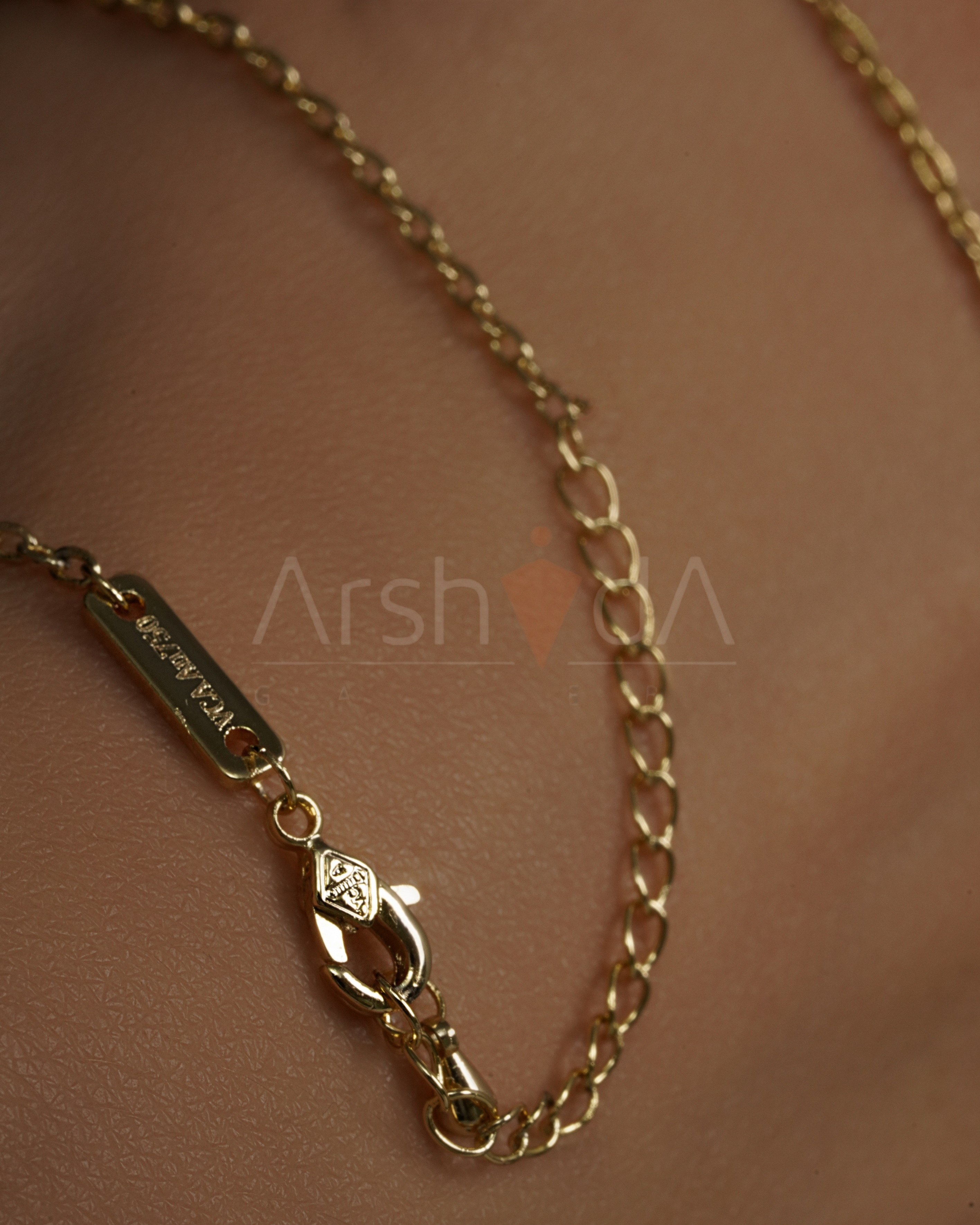 گردنبند زنانه ونکلیف مدل Alhambra تراش طلایی با آبکاری طلا ۱۸ عیار مسترکوالیتی