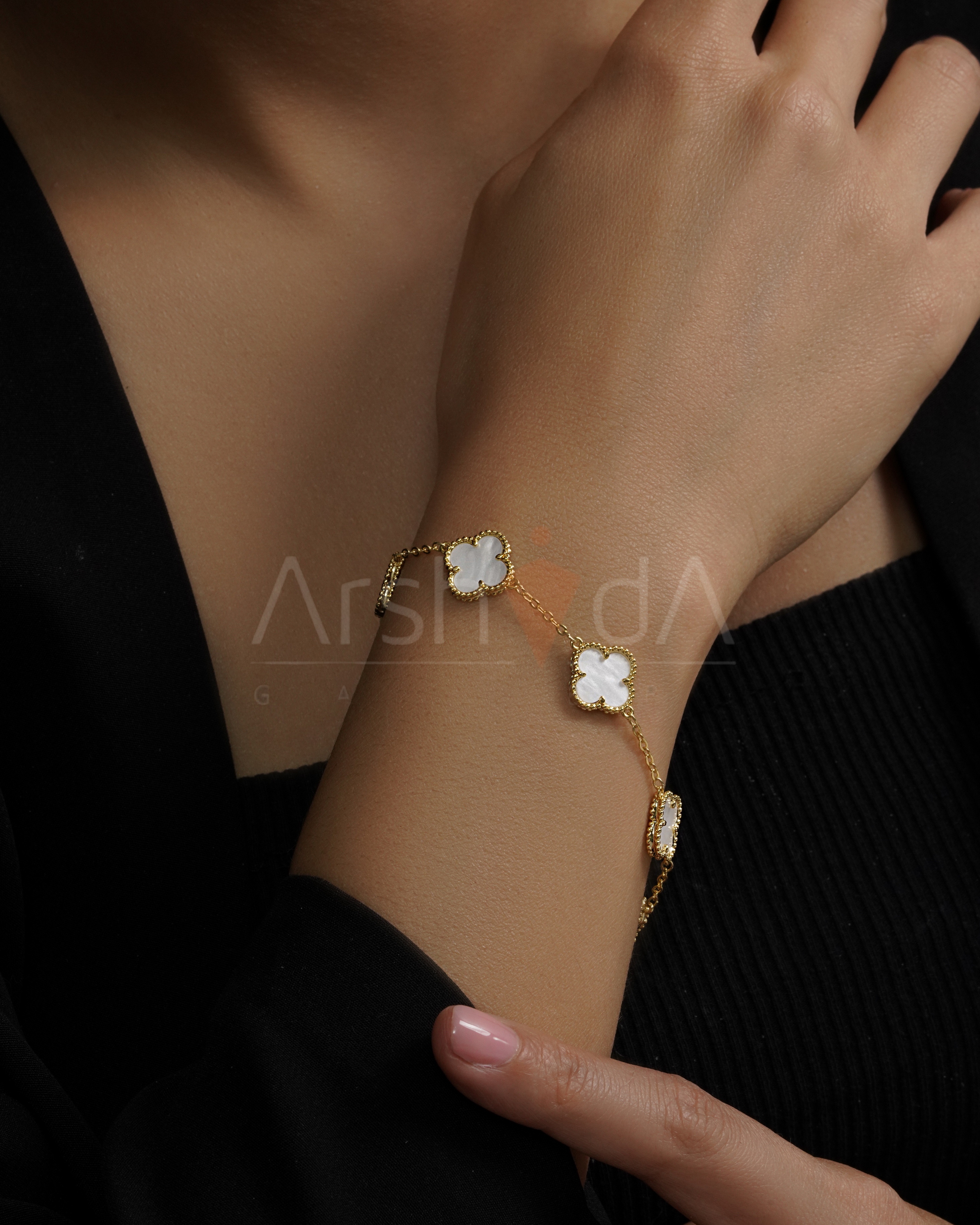 ست گردنبند و دستبند زنانه ونکلیف مدل Alhambra با سنگ صدف طبیعی و آبکاری طلا ۱۸ عیار مسترکوالیتی