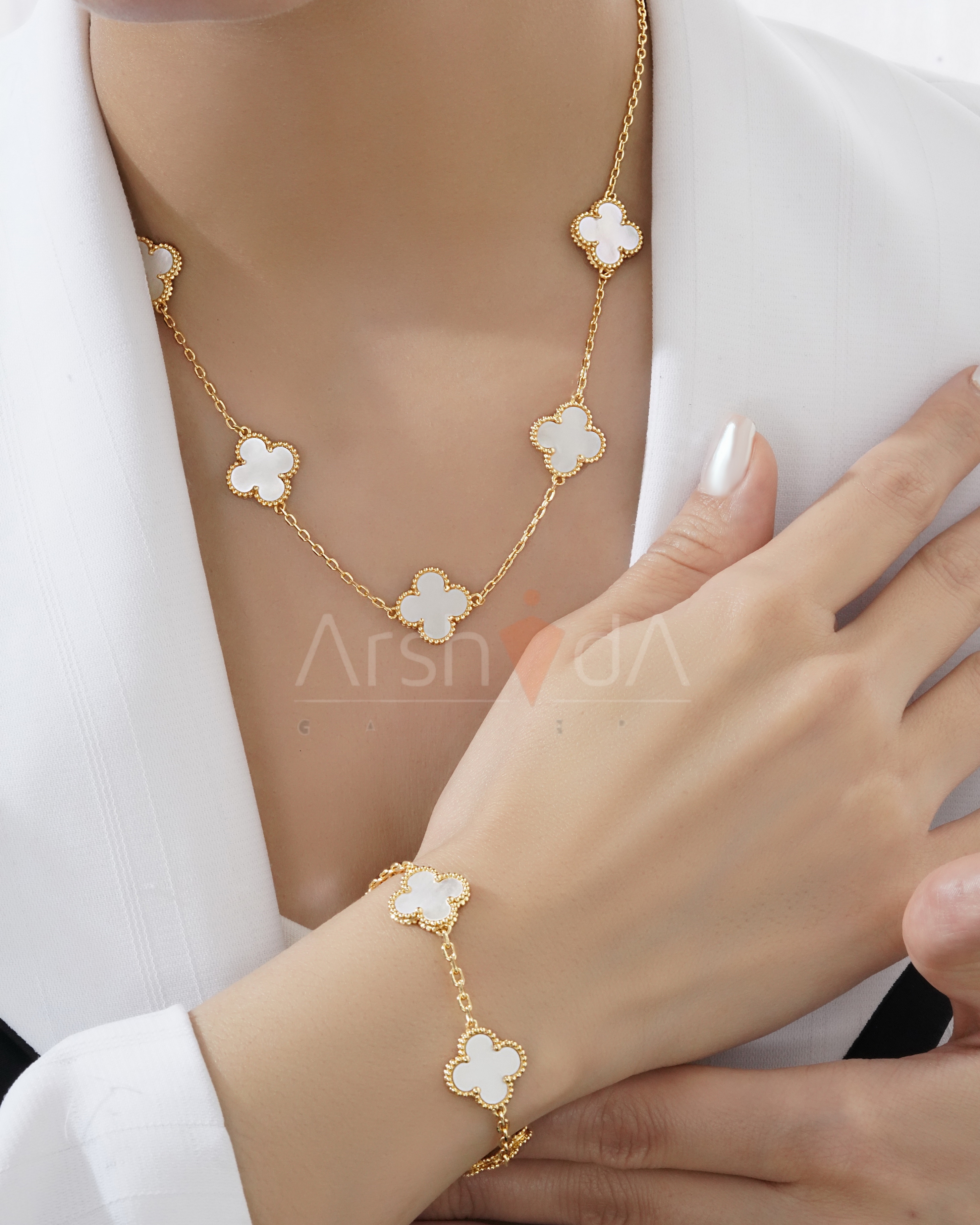 ست گردنبند و دستبند زنانه ونکلیف مدل Alhambra با سنگ صدف طبیعی و آبکاری طلا ۱۸ عیار مسترکوالیتی