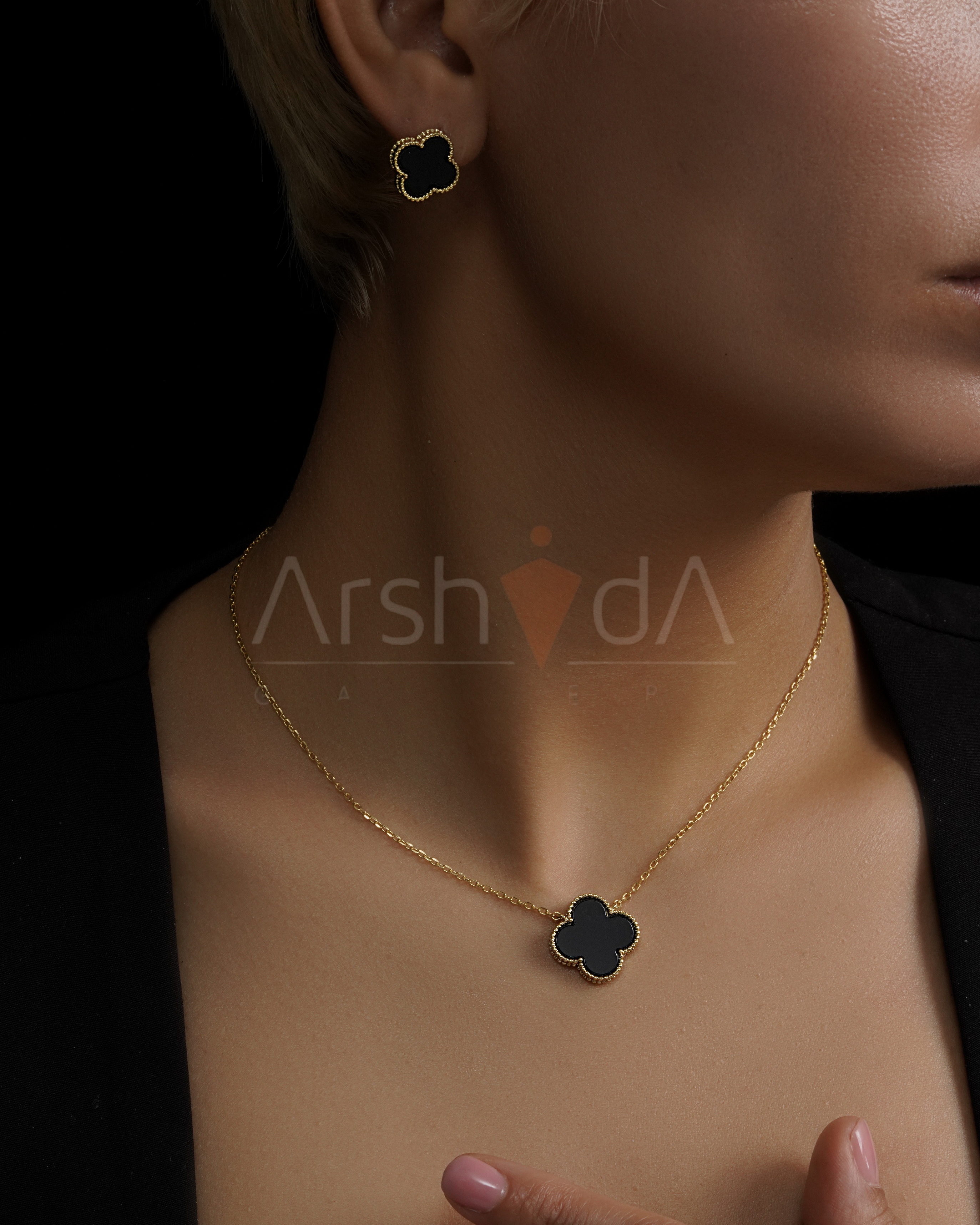 نیمست زنانه ونکلیف مدل Alhambra با سنگ طبیعی اونیکس و آبکاری طلا ۱۸ عیار مسترکوالیتی