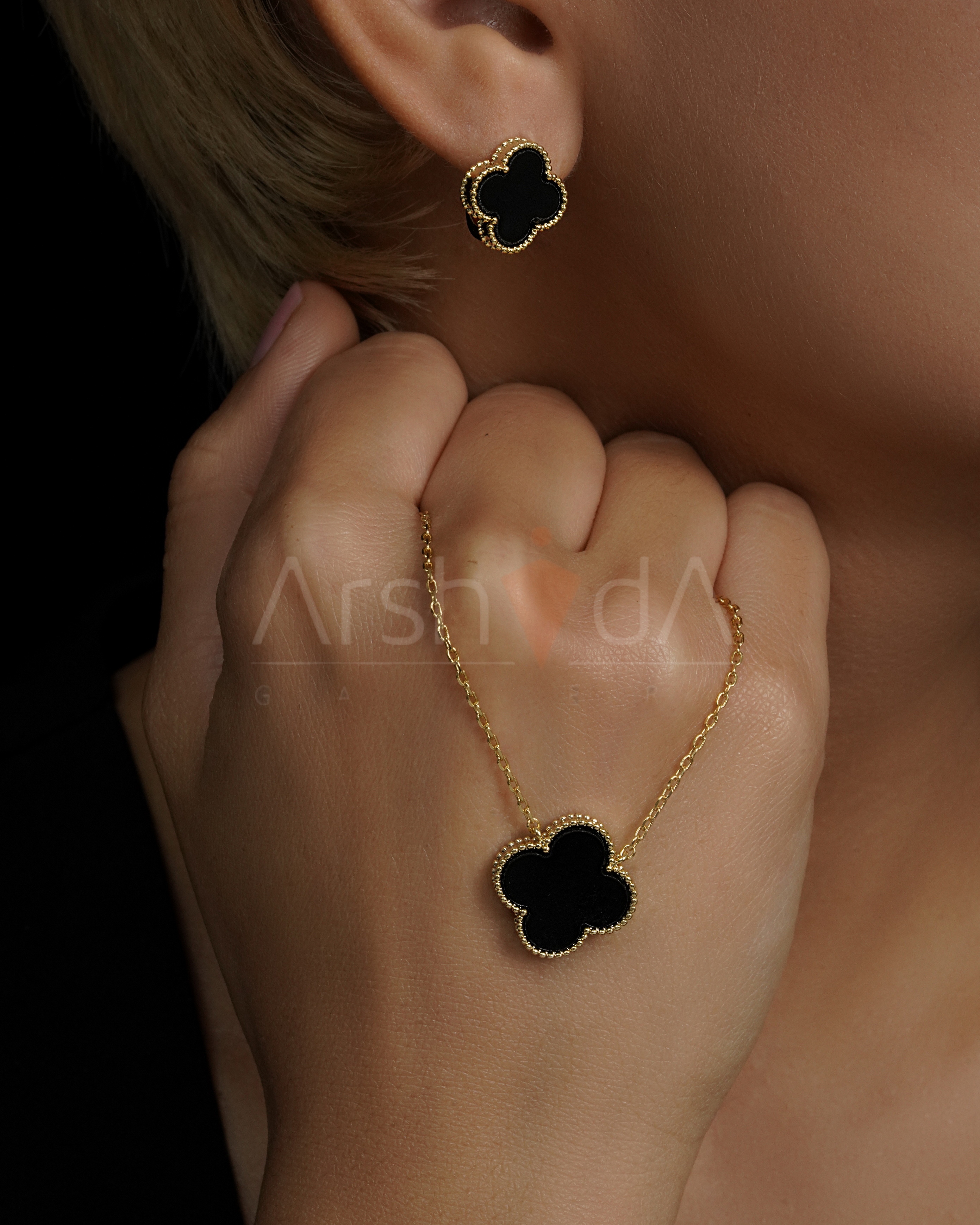 نیم‌ست زنانه ونکلیف مدل Alhambra با سنگ طبیعی اونیکس و آبکاری طلا ۱۸ عیار مسترکوالیتی