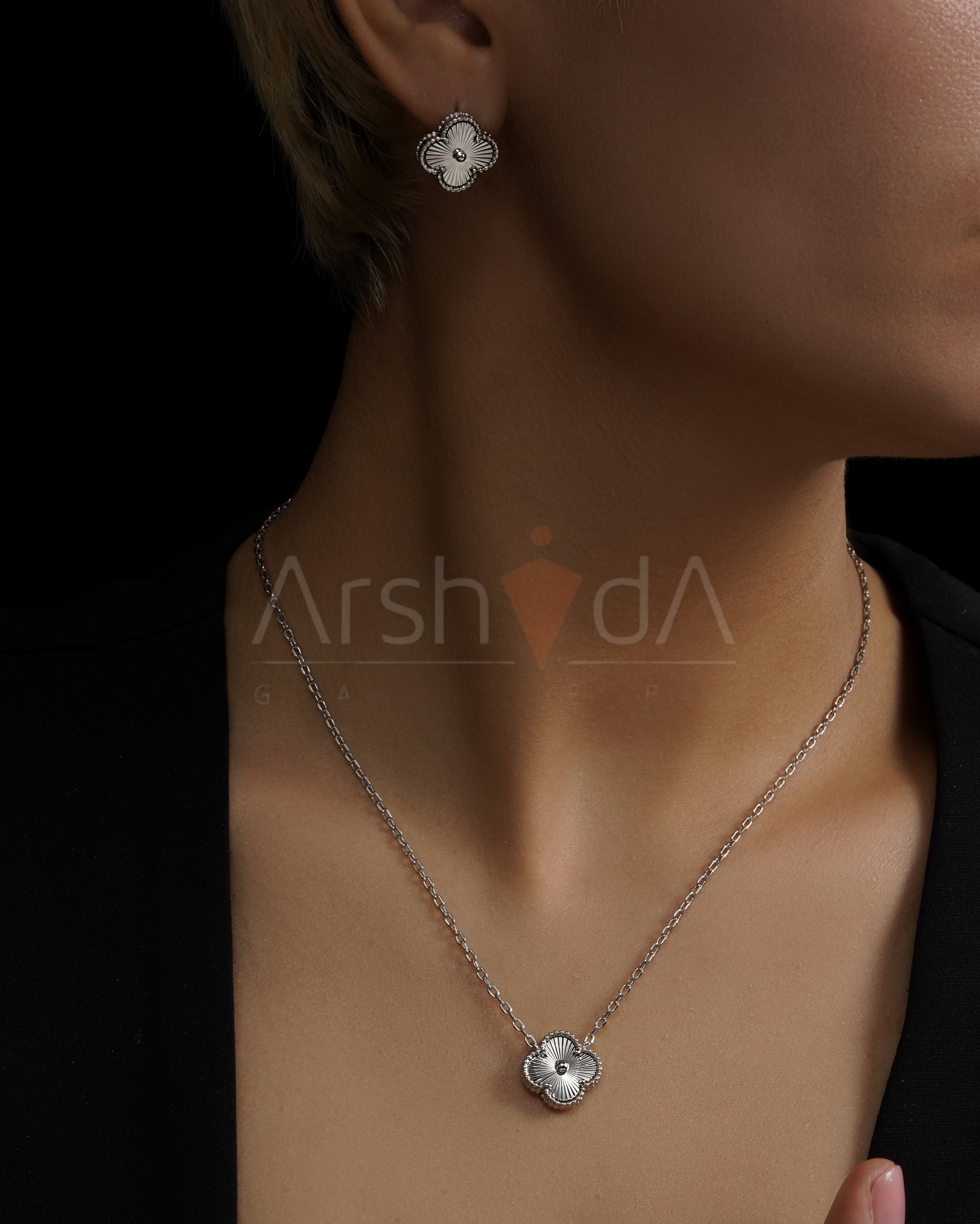 نیم‌ست زنانه ونکلیف مدل Alhambra تراش با آبکاری طلا ۱۸ عیار و رادیوم مسترکوالیتی