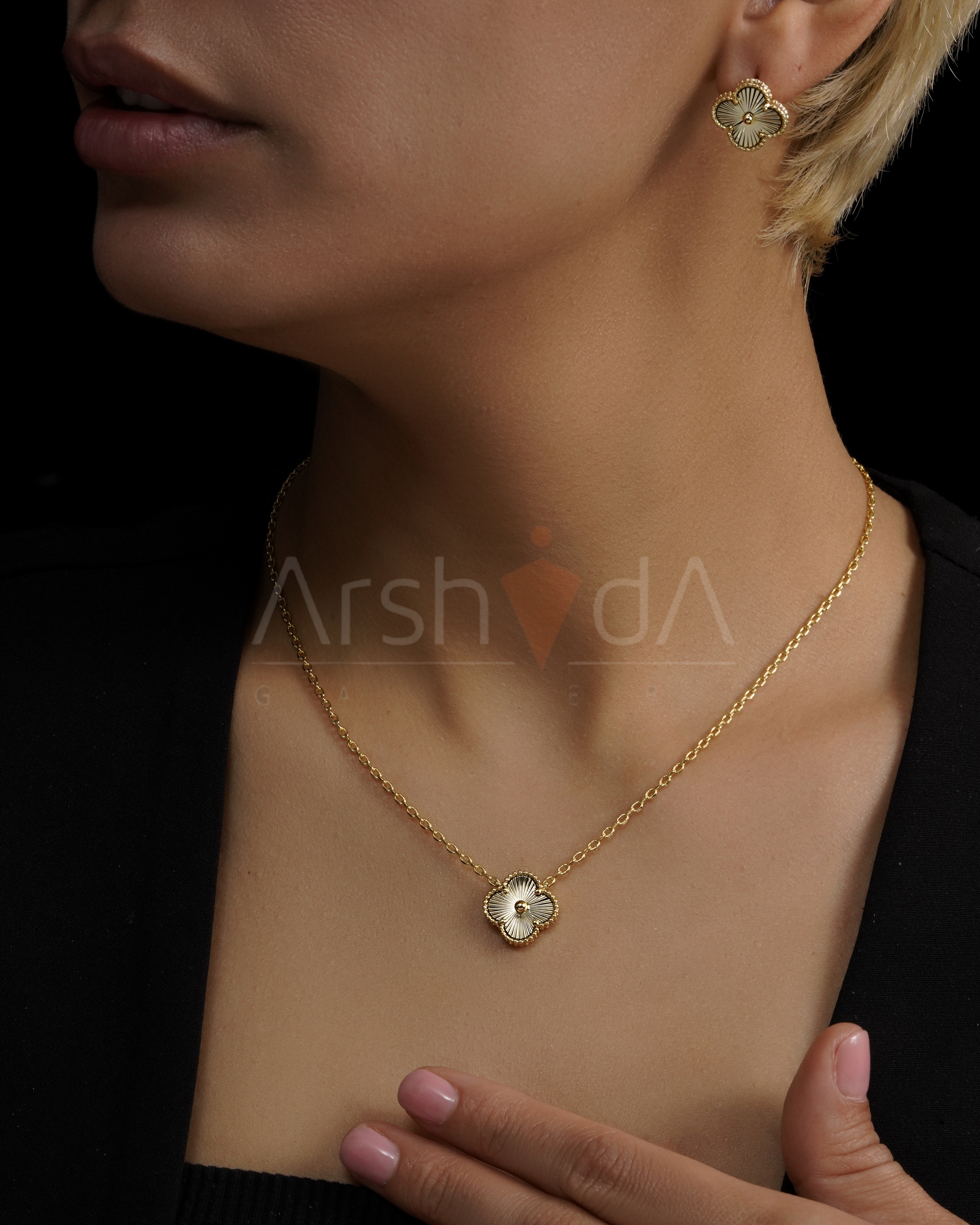 نیمست زنانه ونکلیف مدل Alhambra تراش با آبکاری طلا ۱۸ عیار و رادیوم مسترکوالیتی