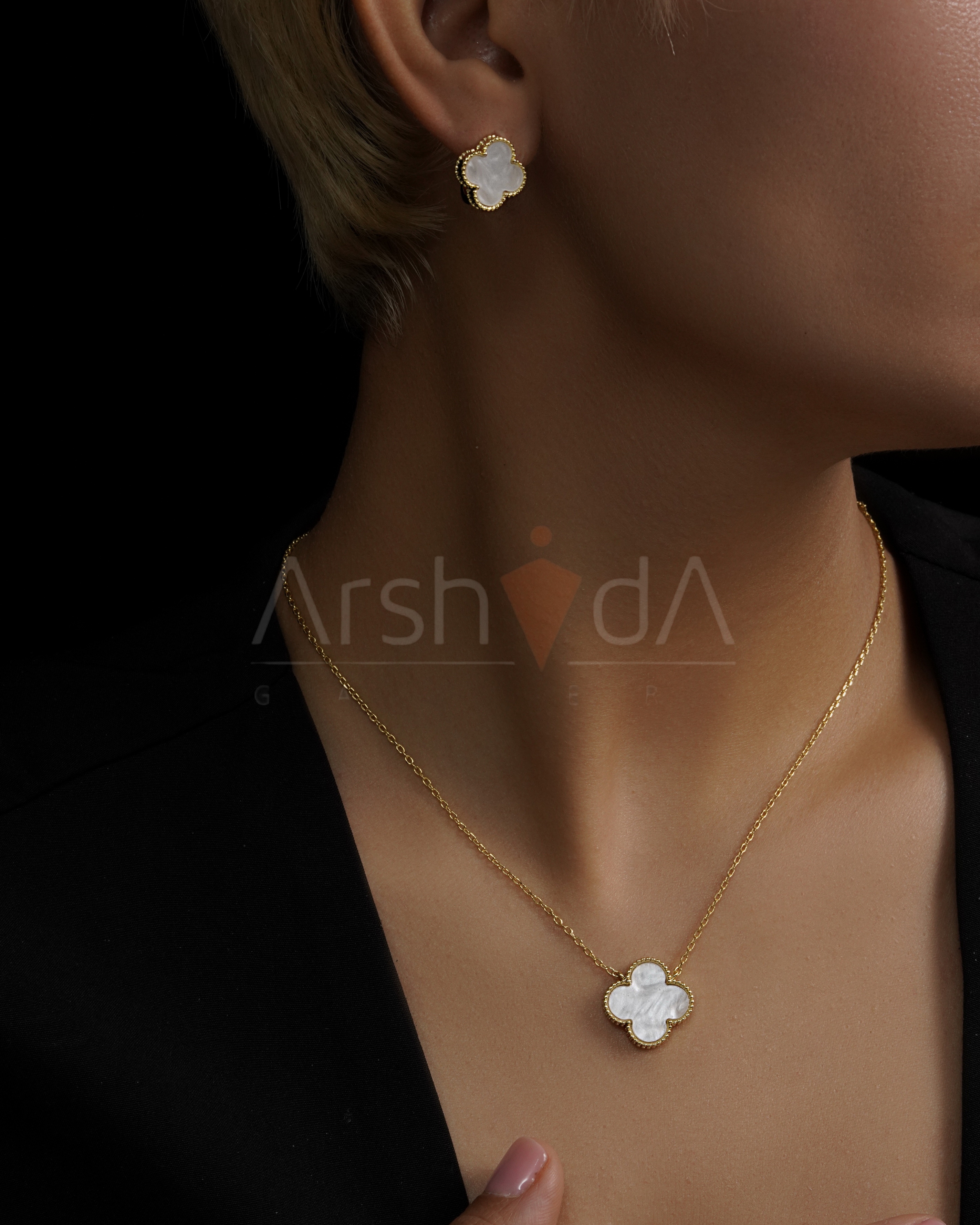 نیم‌ست زنانه ونکلیف مدل Alhambra با سنگ صدف طبیعی و آبکاری طلا ۱۸ عیار مسترکوالیتی