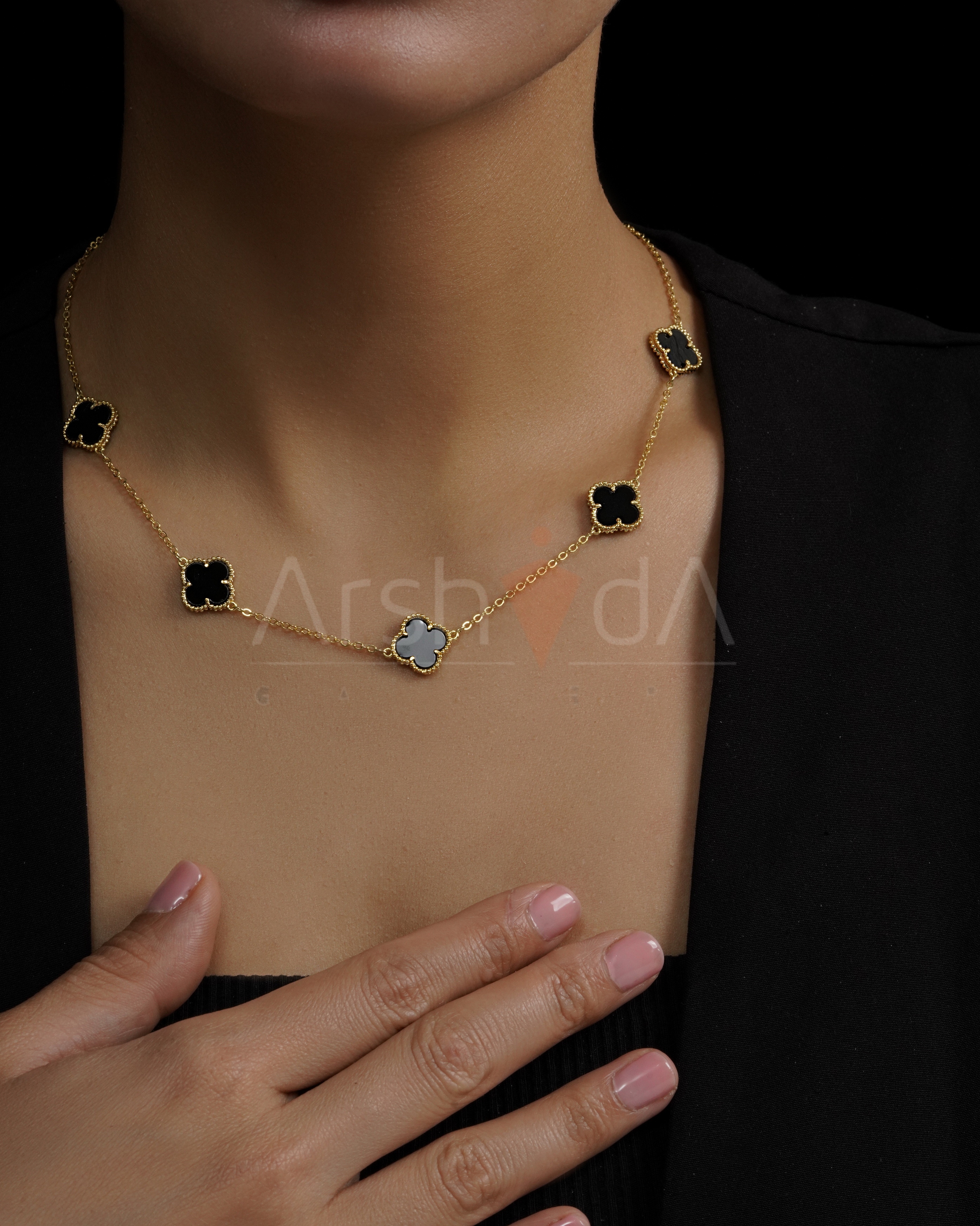 گردنبند زنانه ونکلیف مدل Alhambra پنجگل با سنگ طبیعی اونیکس و آبکاری طلا ۱۸ عیار مسترکوالیتی