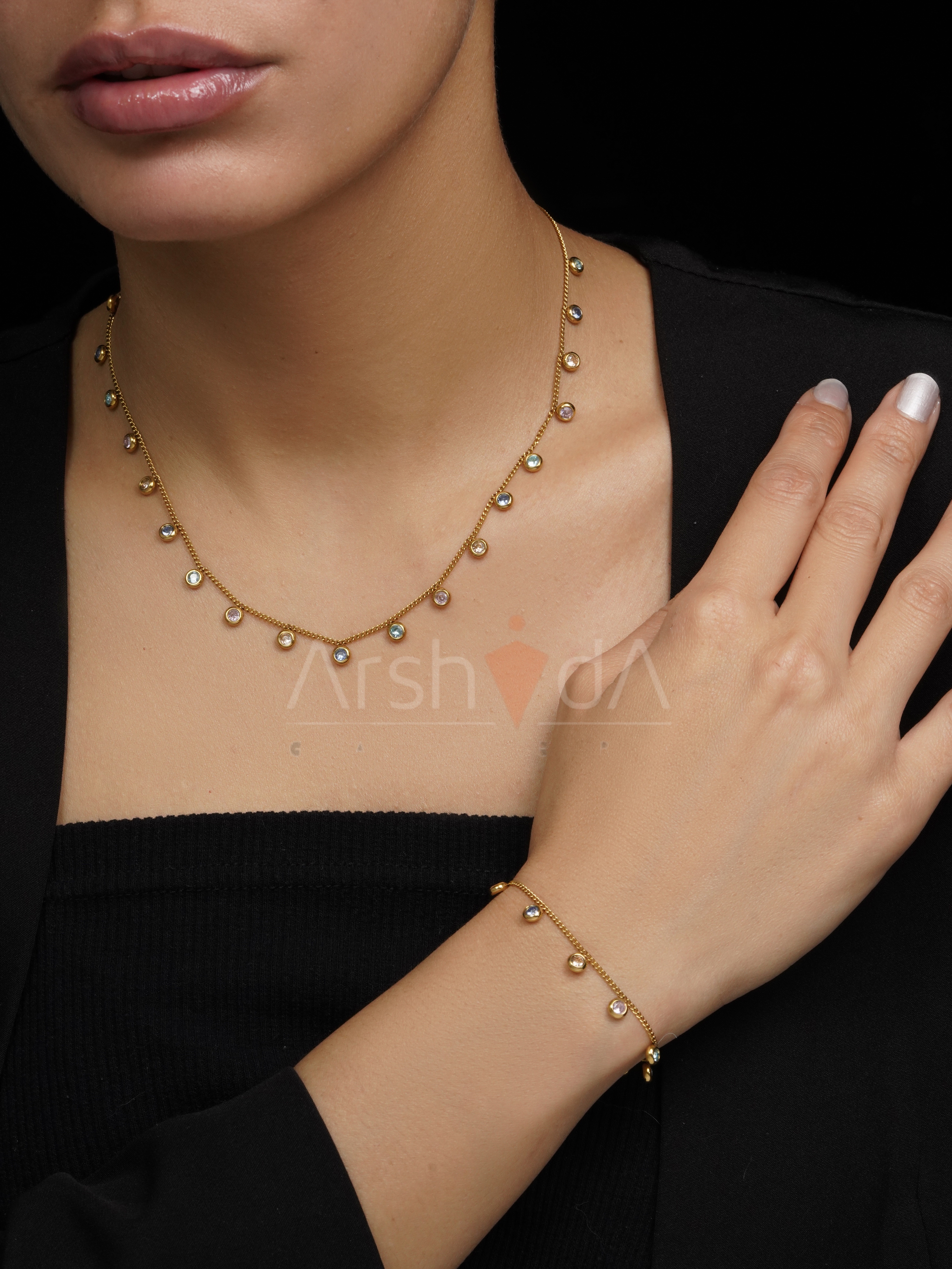 ست زنانه گردنبند و دستبند استیل مولتی کالر با آبکاری طلا ۱۸ عیار