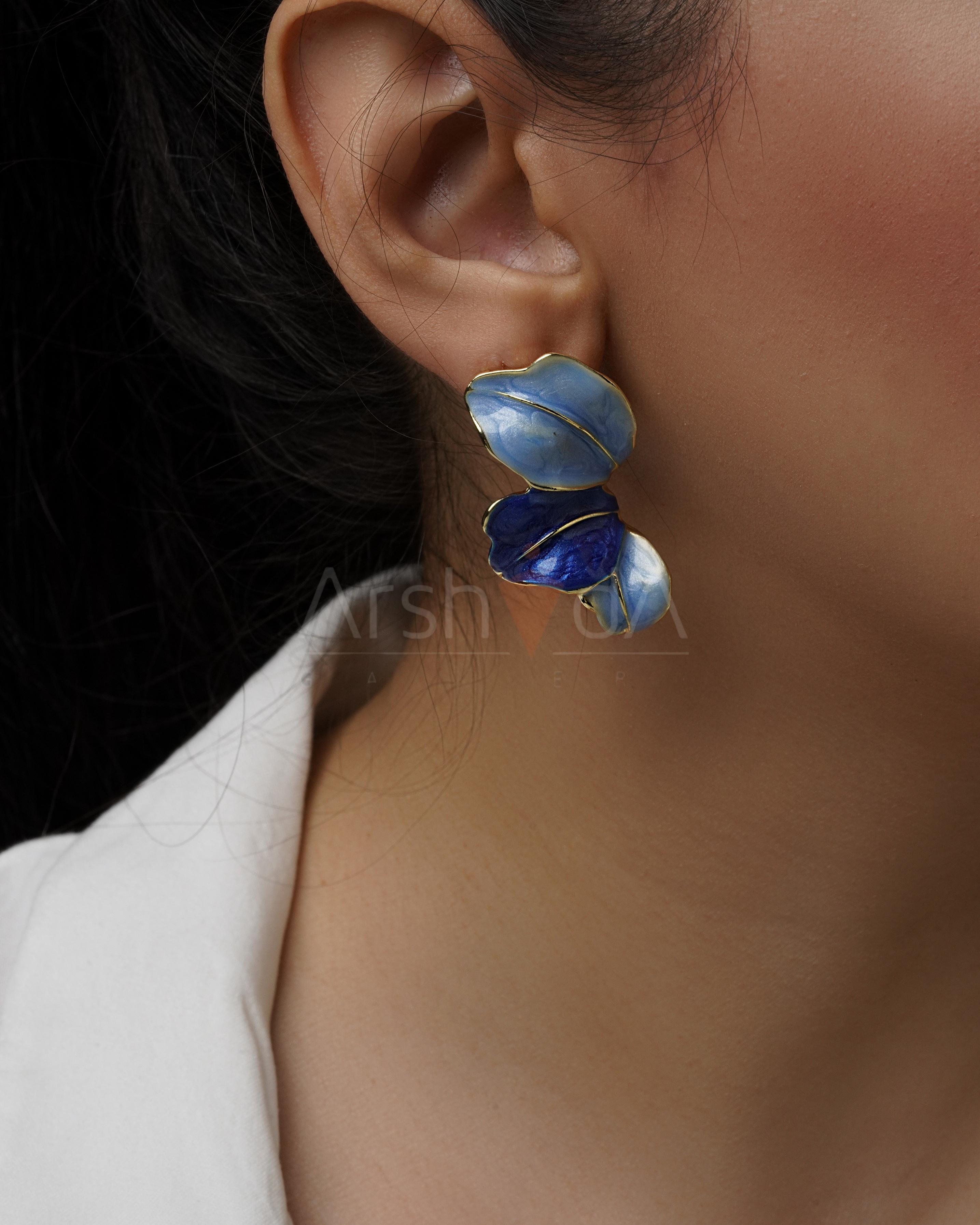 گوشواره زنانه میناکاری طرح برگ آبی و لاجوردی با خطوط طلایی