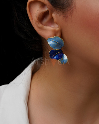 گوشواره زنانه میناکاری طرح برگ آبی و لاجوردی با خطوط طلایی