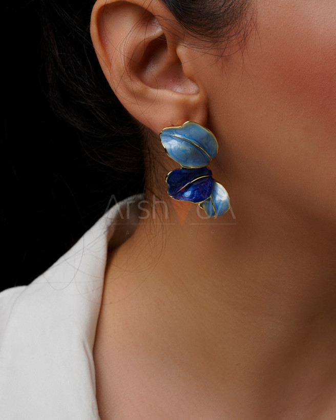 گوشواره زنانه میناکاری طرح برگ آبی و لاجوردی با خطوط طلایی