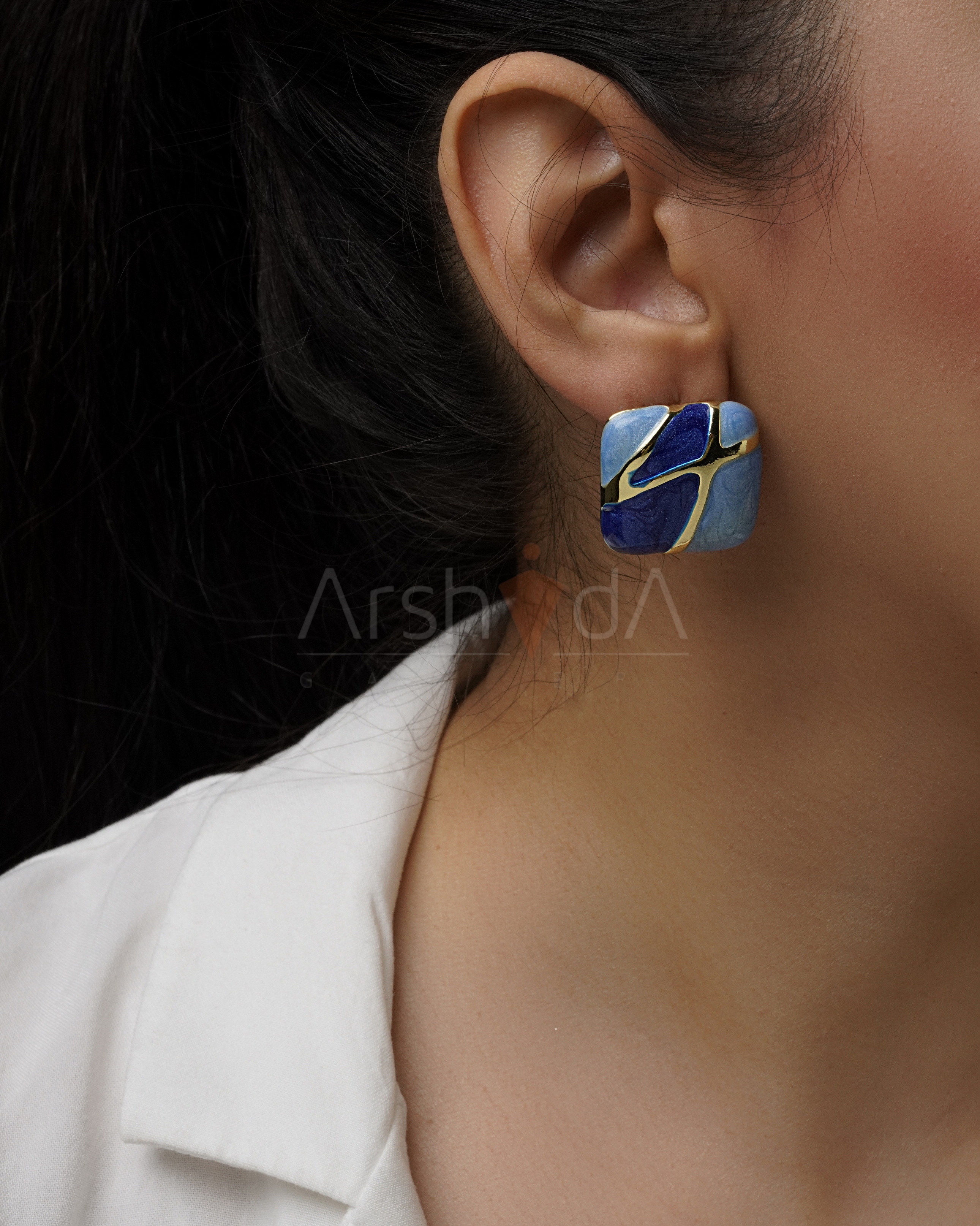 گوشواره زنانه میناکاری مربعی آبی و لاجوردی با خطوط طلایی براق