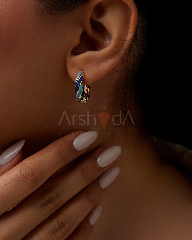 گوشواره زنانه میناکاری حلقهای پیچخورده با رنگ آبی و طلایی