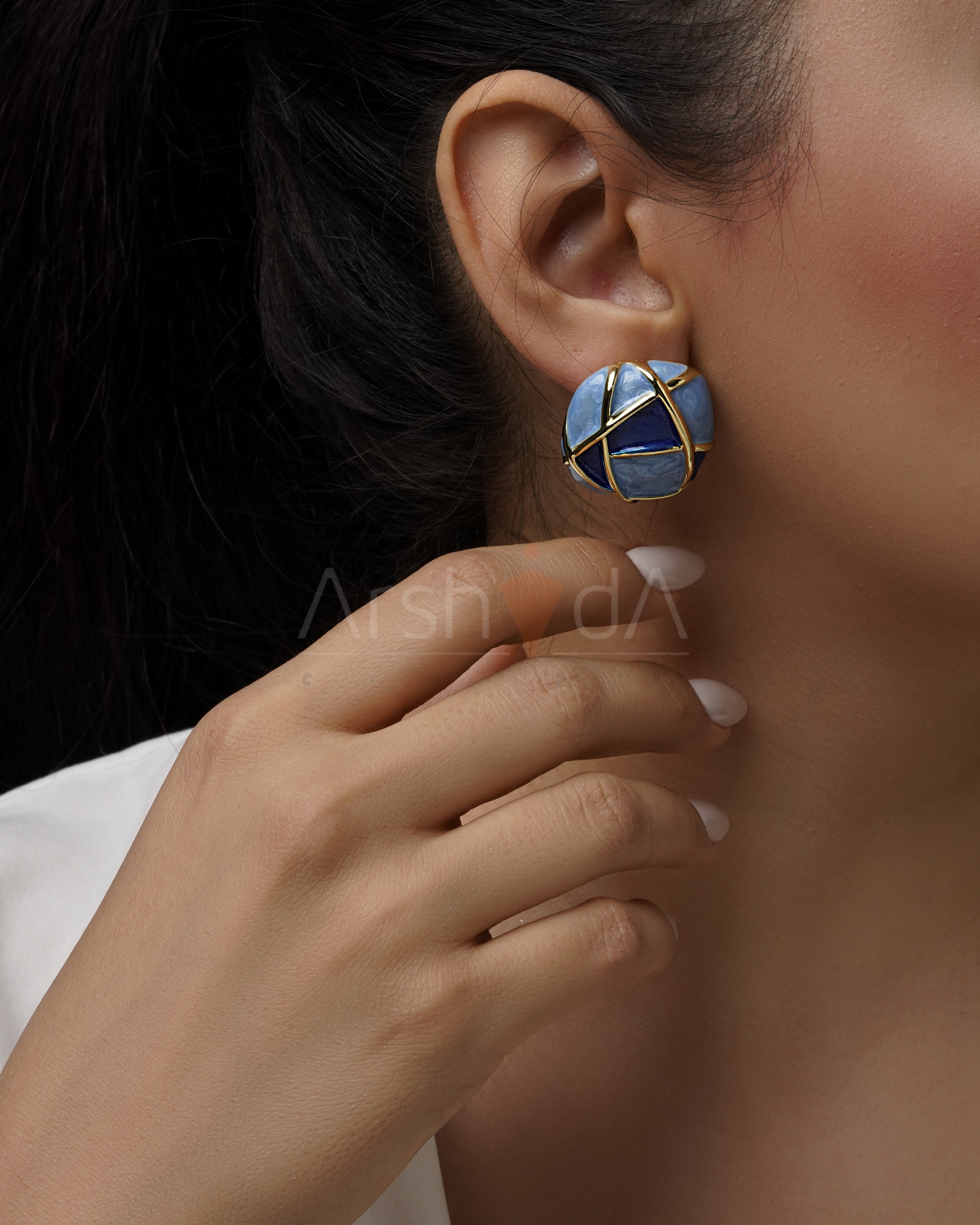 گوشواره زنانه میناکاری دایره‌ای آبی و لاجوردی با خطوط طلایی متقاطع