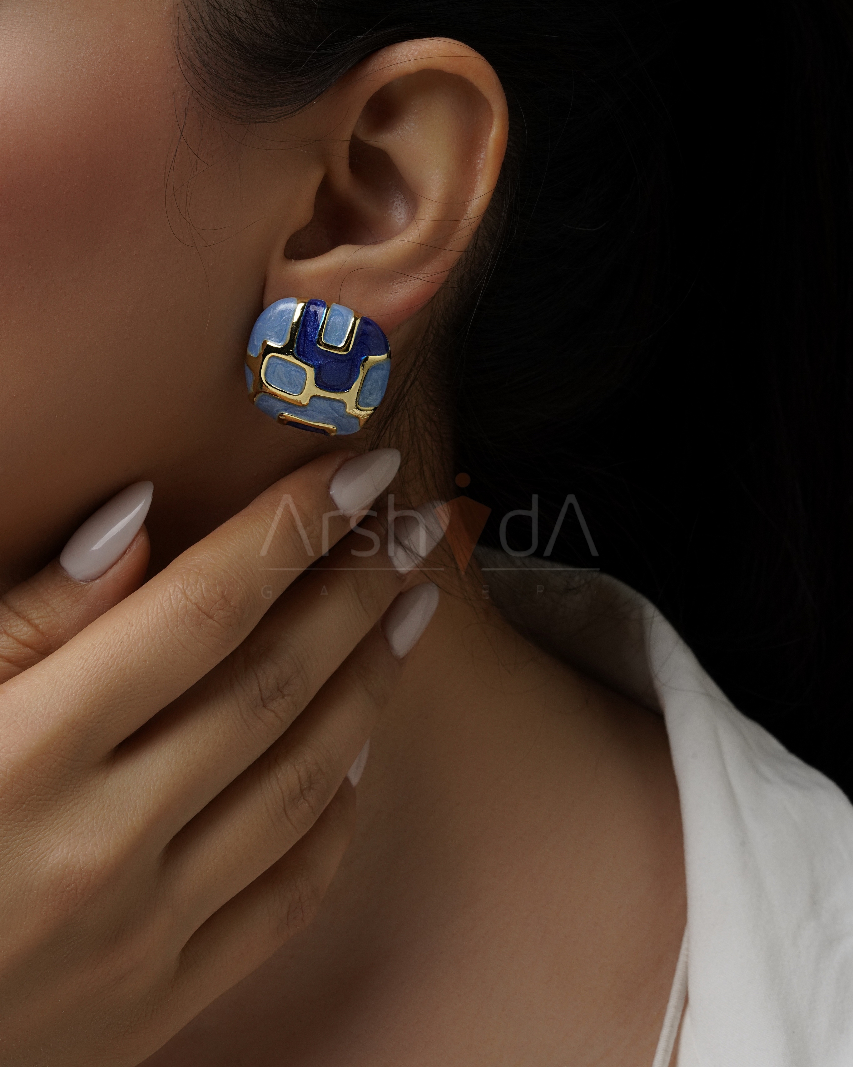 گوشواره زنانه میناکاری مربعی آبی و لاجوردی با نقوش طلایی هندسی