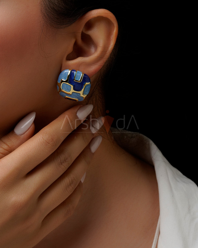 گوشواره زنانه میناکاری مربعی آبی و لاجوردی با نقوش طلایی هندسی