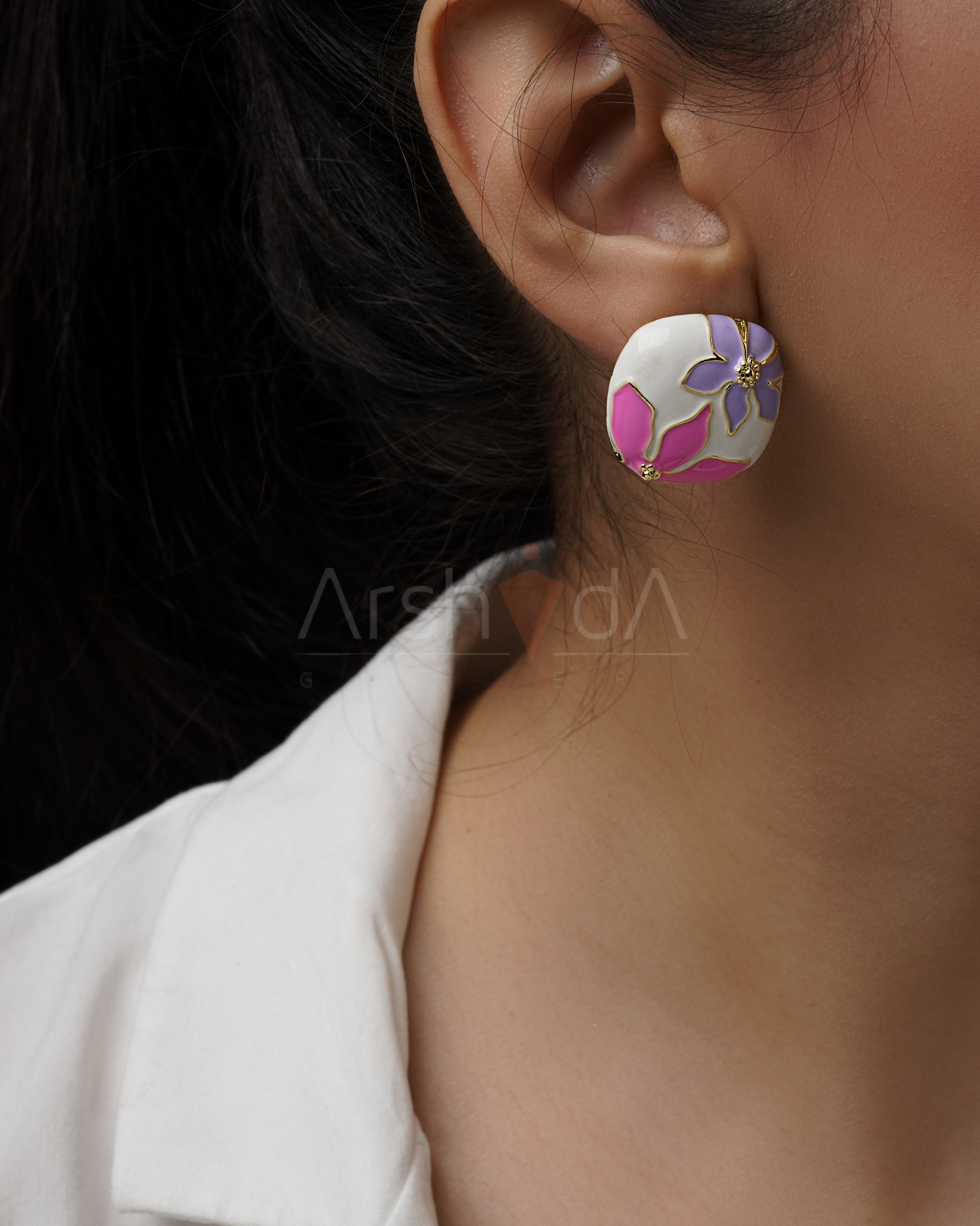 گوشواره زنانه میناکاری سفید و صورتی با طرح گل و جزئیات طلایی