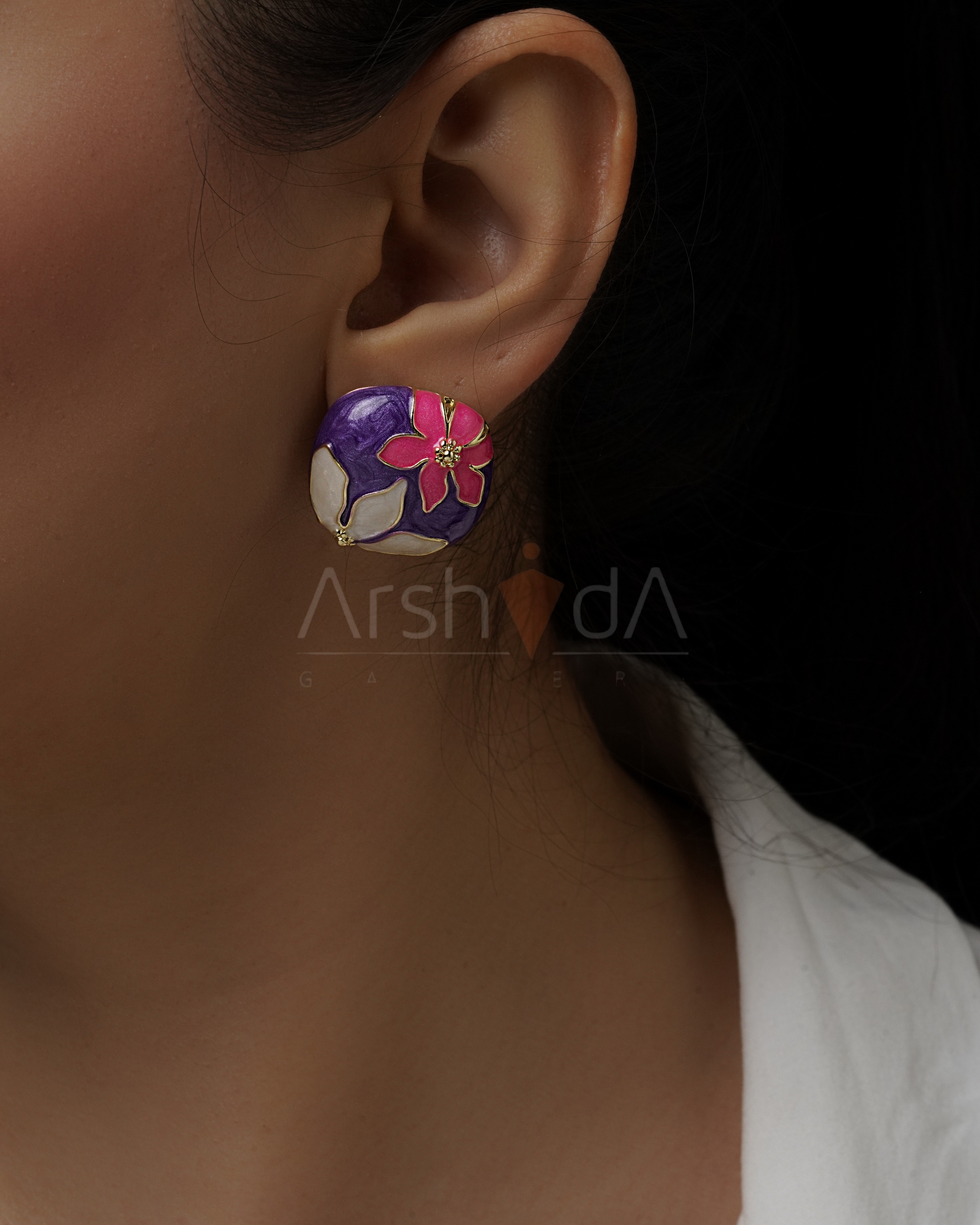 گوشواره زنانه میناکاری بنفش و صورتی با طرح گل برجسته و جزئیات طلایی