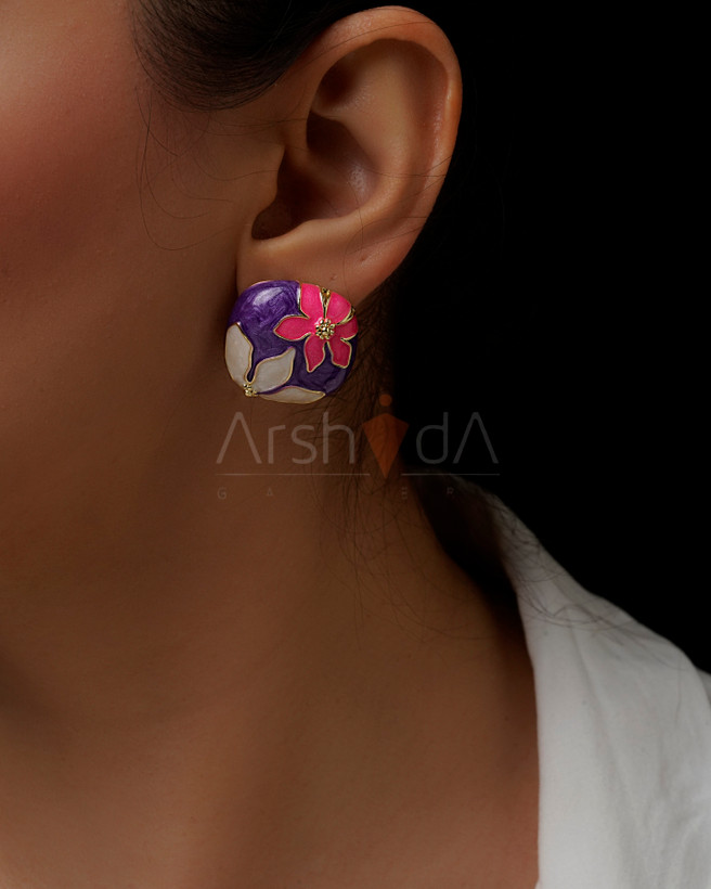 گوشواره زنانه میناکاری بنفش و صورتی با طرح گل برجسته و جزئیات طلایی