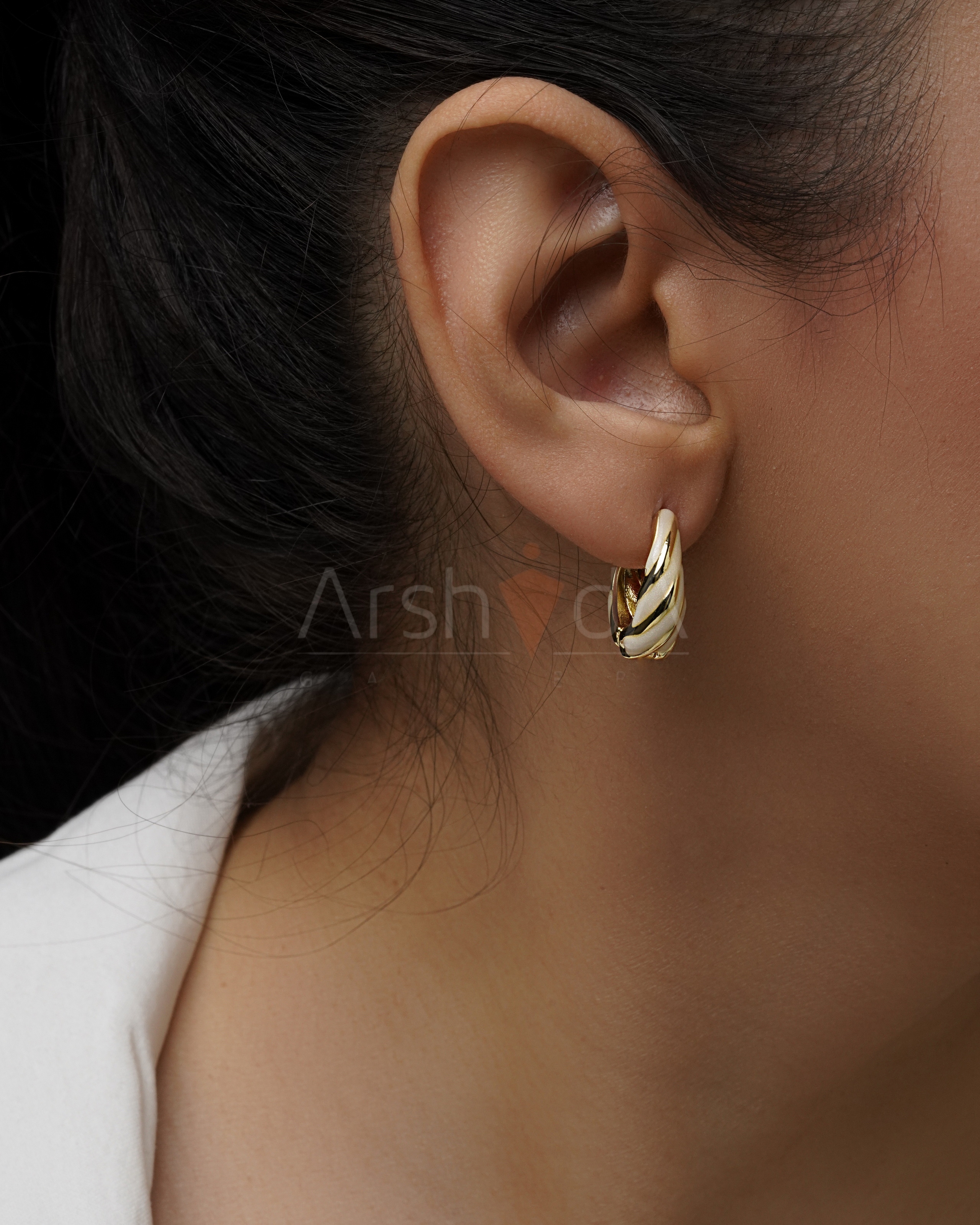 گوشواره زنانه میناکاری سفید و طلایی با طراحی تاب‌دار و آبکاری طلا ۱۸ عیار