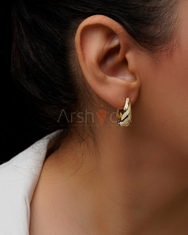گوشواره زنانه میناکاری سفید و طلایی با طراحی تابدار و آبکاری طلا ۱۸ عیار