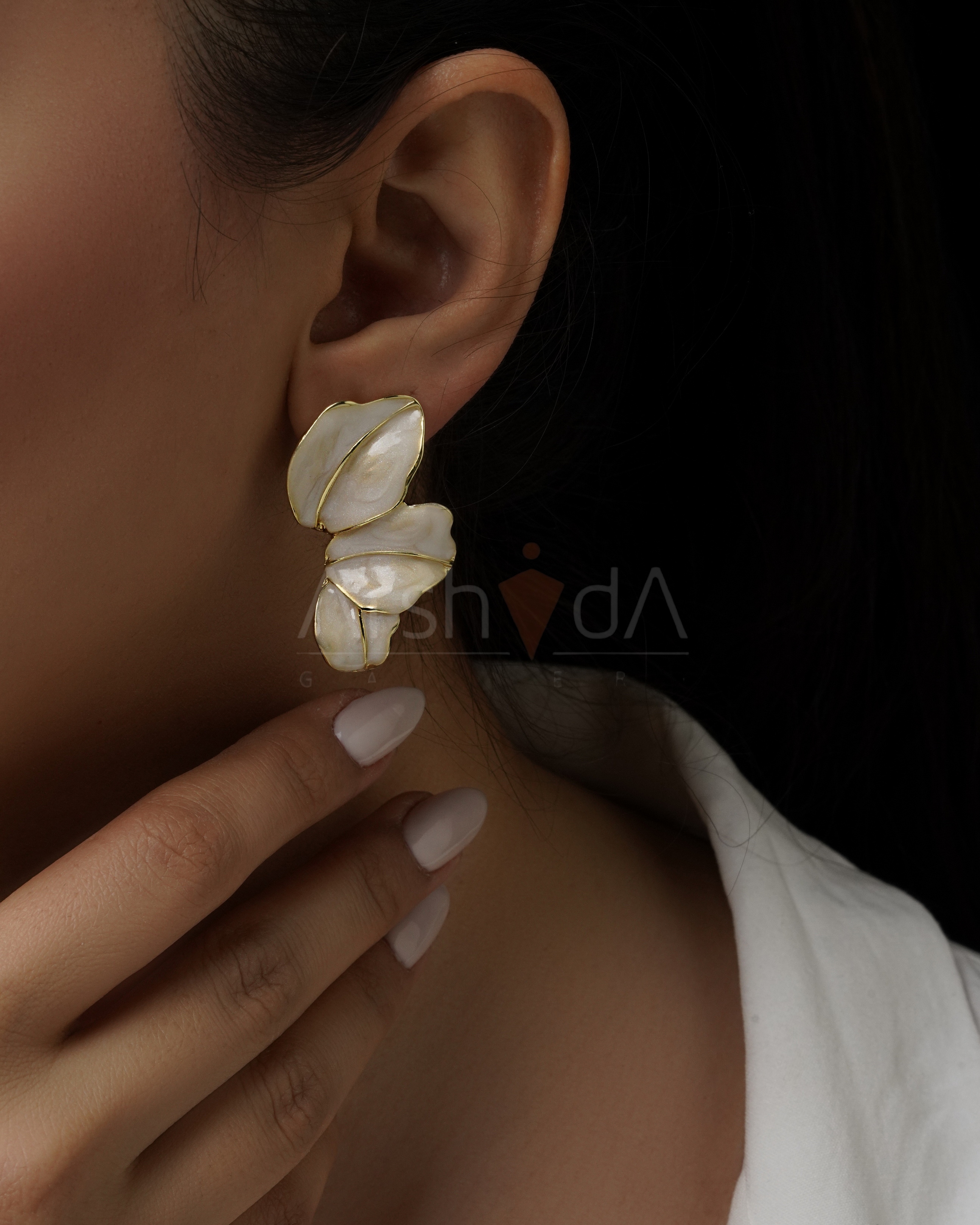 گوشواره زنانه میناکاری طرح برگ سفید با لعاب مرواریدی و خطوط طلایی