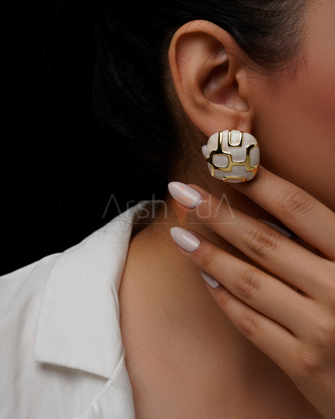 گوشواره زنانه میناکاری سفید و طلایی با طرح هندسی مدرن و خطوط برجسته