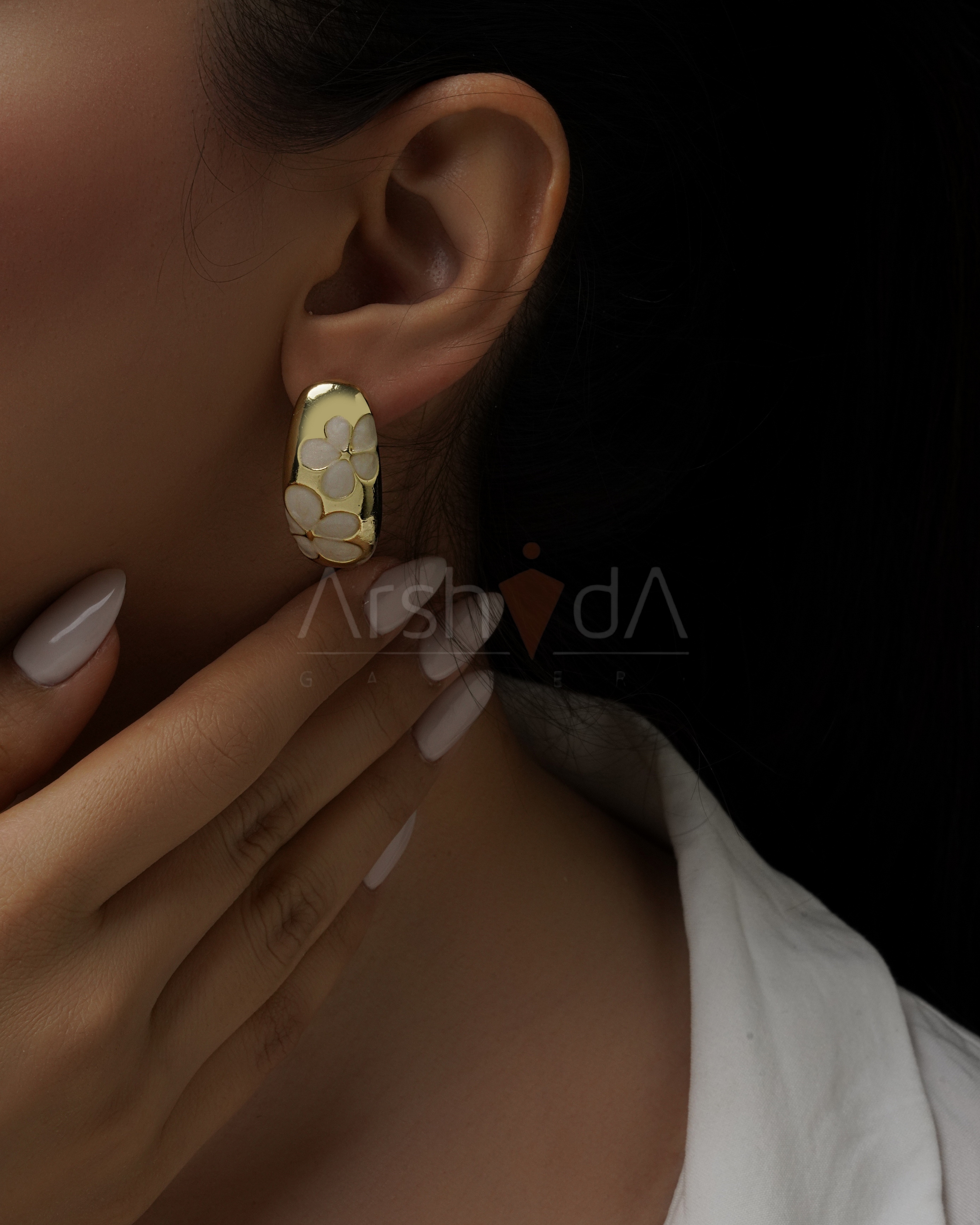 گوشواره زنانه میناکاری طلایی با گل‌های سفید برجسته و آبکاری طلا ۱۸ عیار