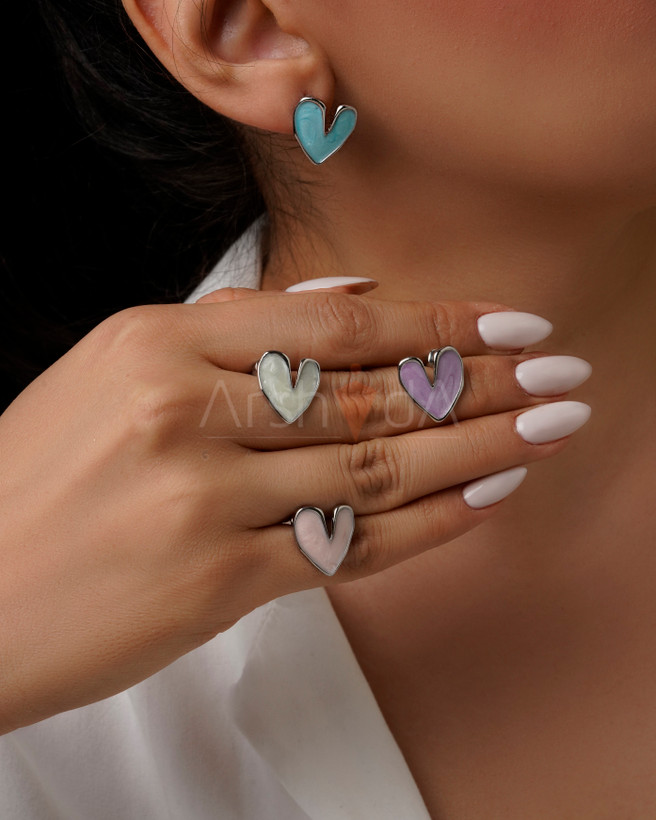 گوشواره زنانه میناکاری طرح قلب در رنگهای آبی، صورتی، بنفش و سفید