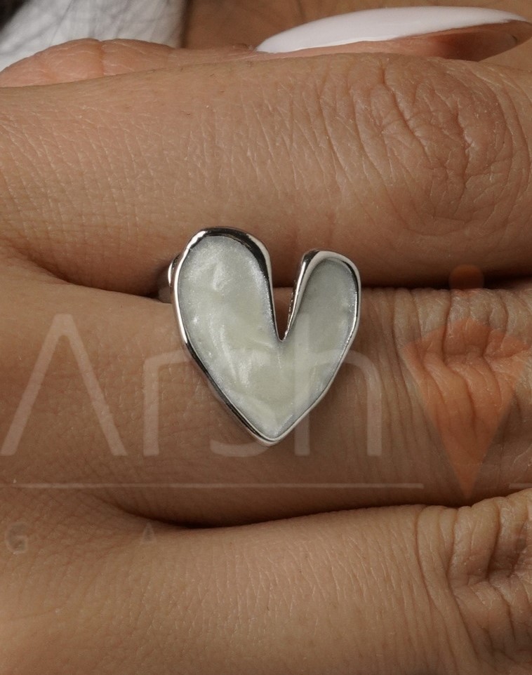 گوشواره زنانه میناکاری طرح قلب در رنگ‌های سفید