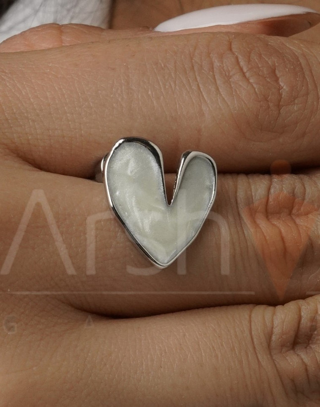 گوشواره زنانه میناکاری طرح قلب در رنگهای سفید