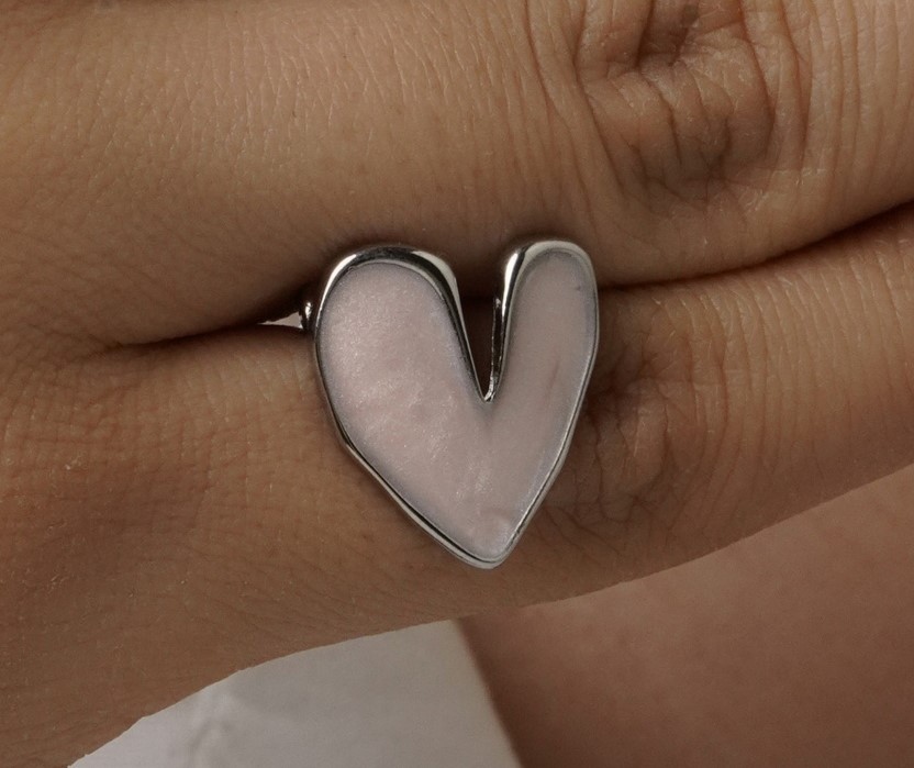 گوشواره زنانه میناکاری طرح قلب در رنگ‌های صورتی