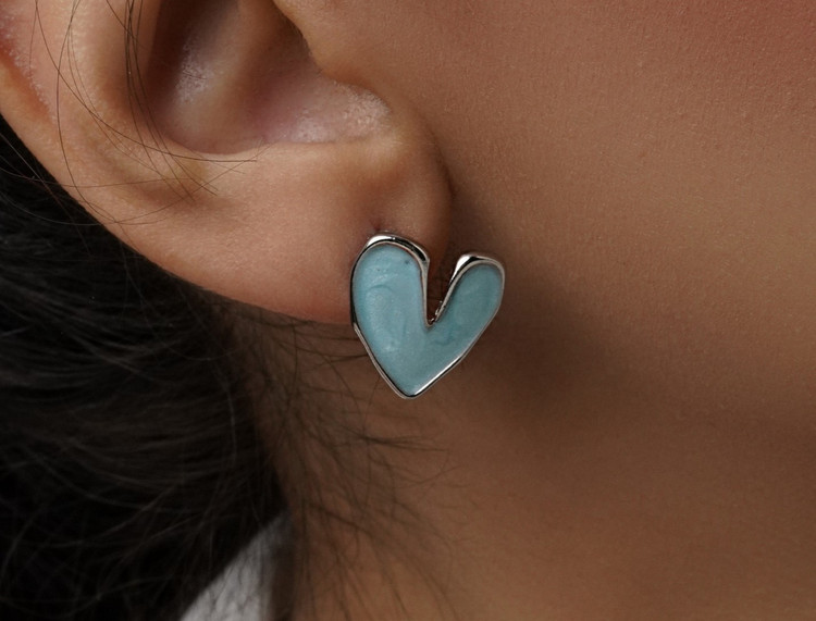 گوشواره زنانه میناکاری طرح قلب در رنگهای آبی