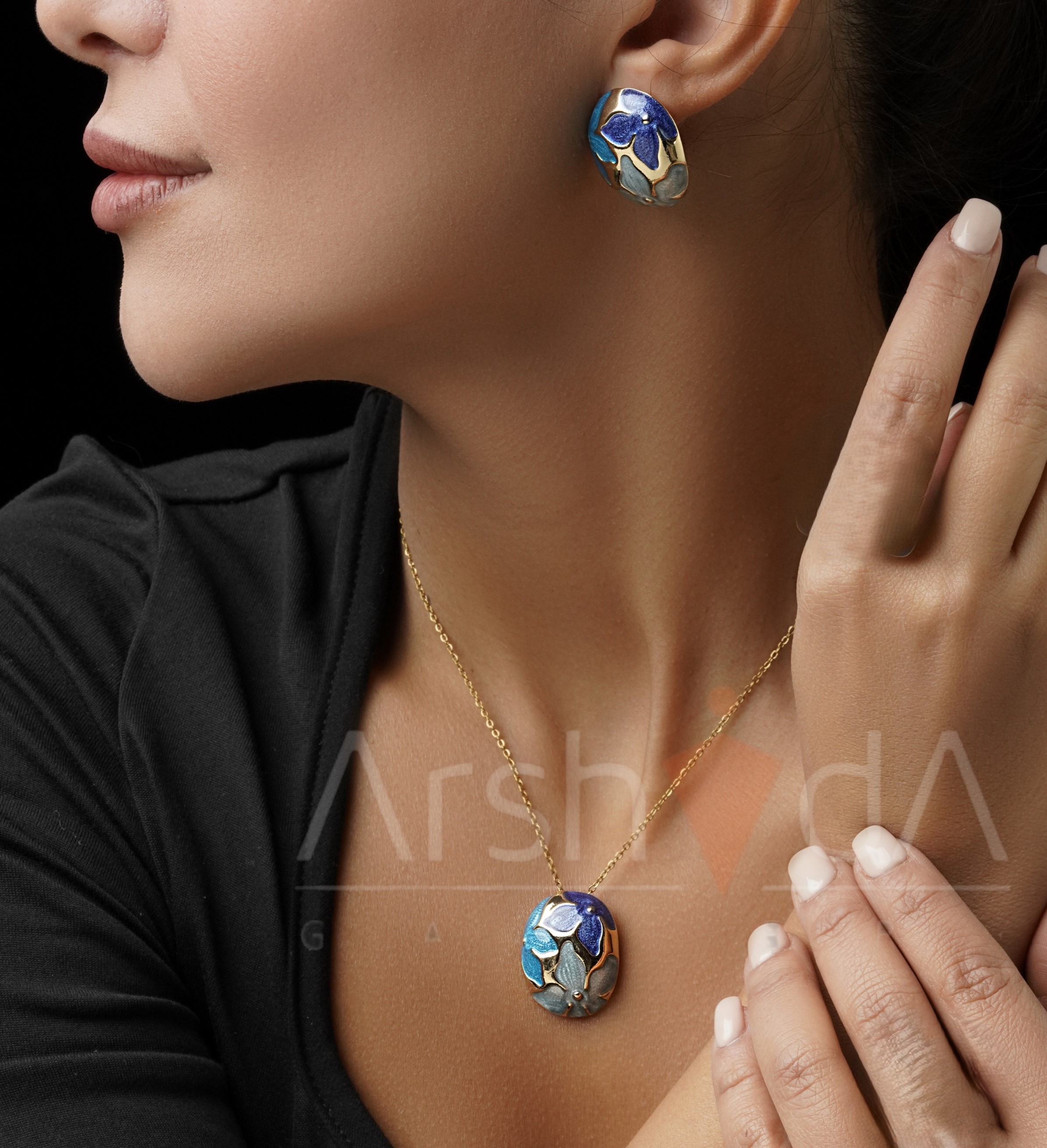 نیم‌ست زنانه میناکاری طرح آبی اقیانوسی مدل آتلانتیس شامل شش مدل متفاوت با گردنبند و گوشواره آبکاری طلا ۱۸ عیار